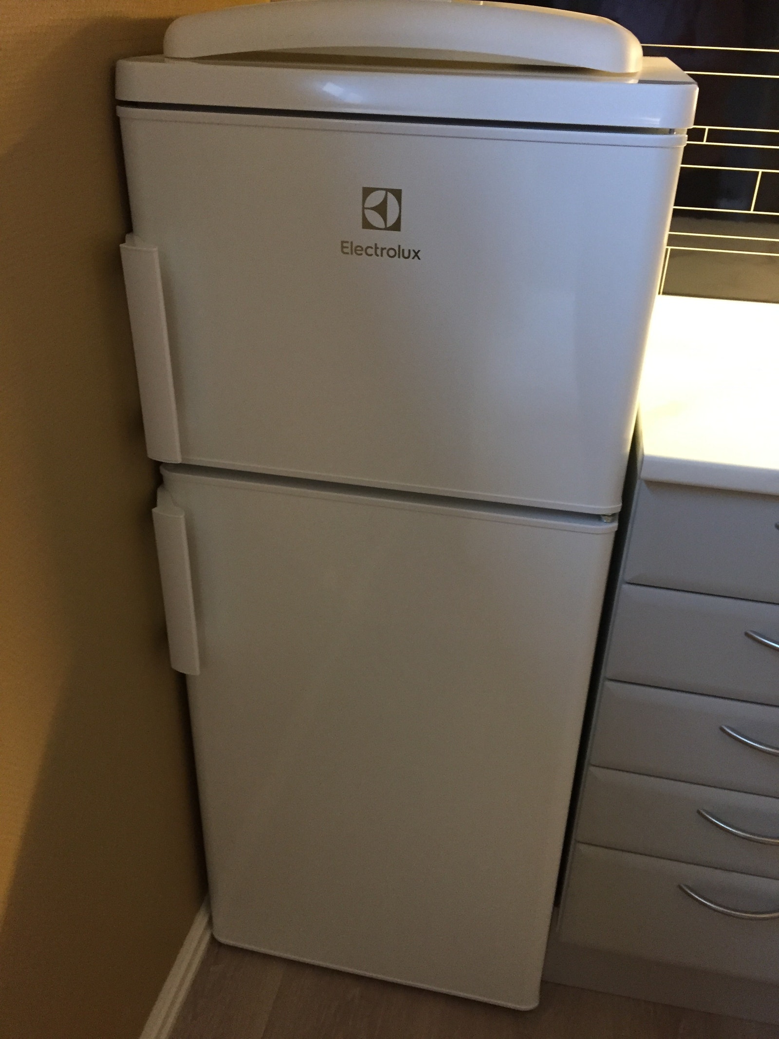Kjøleskap med liten fryseboks øverst Galleribilde