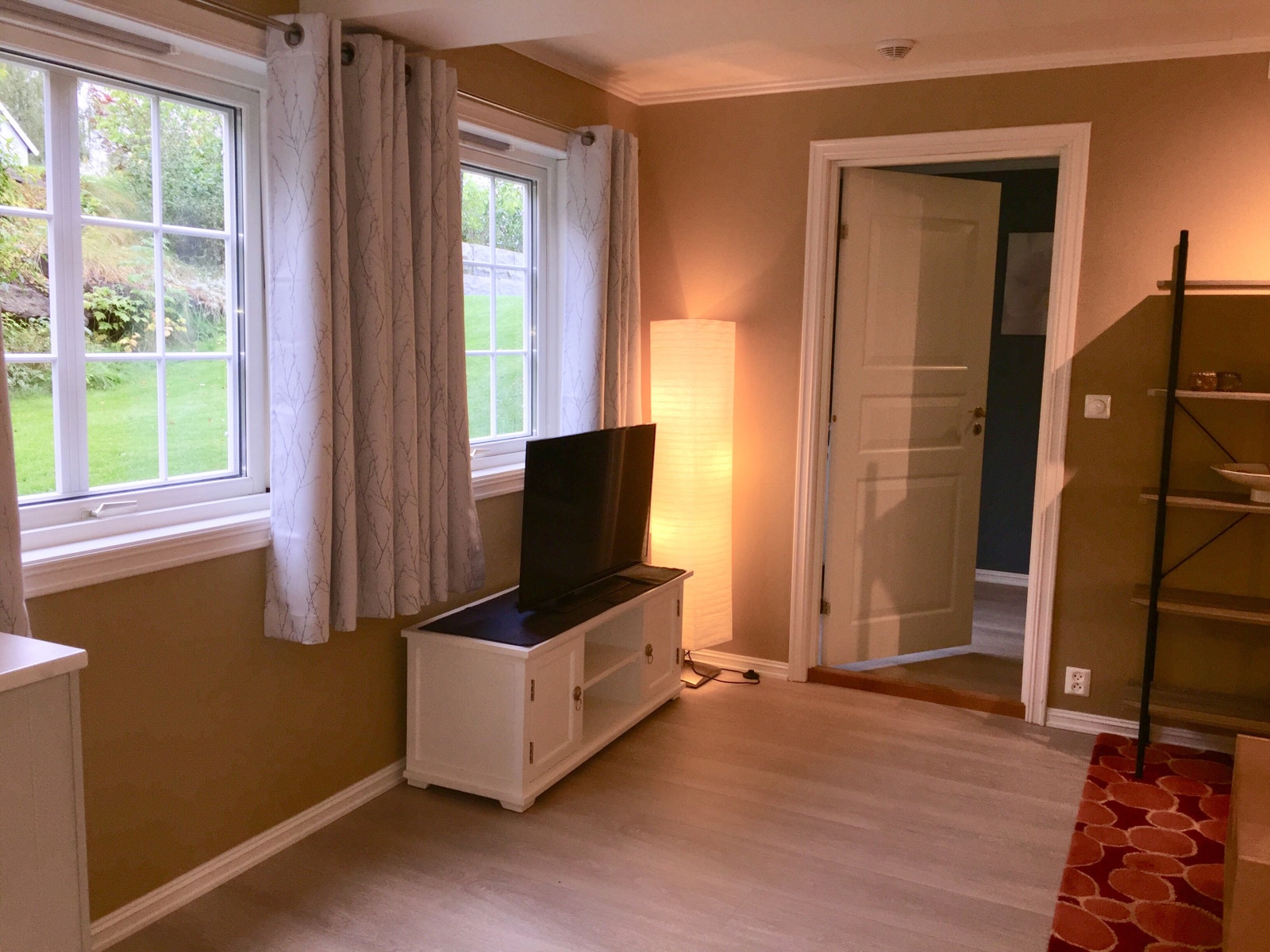 Åpen stue/kjøkkenløsning med varmekabler i gulv. Gulvet var nytt i 2019. Galleribilde