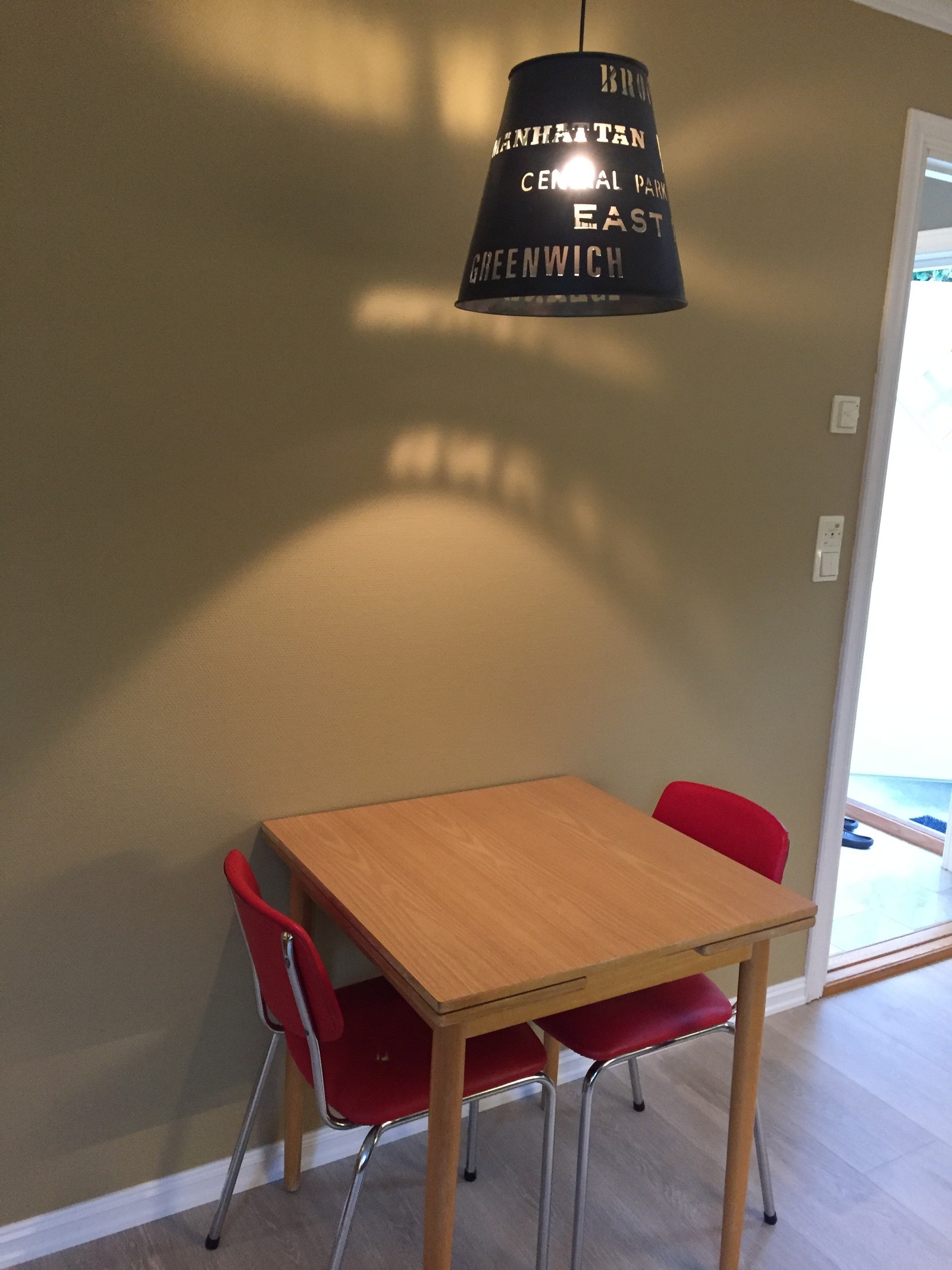 Spisebord og stoler i retro-stil (ja stolene er gode å sitte på). Bordet har plater som kan trekkes ut på hver side. Galleribilde