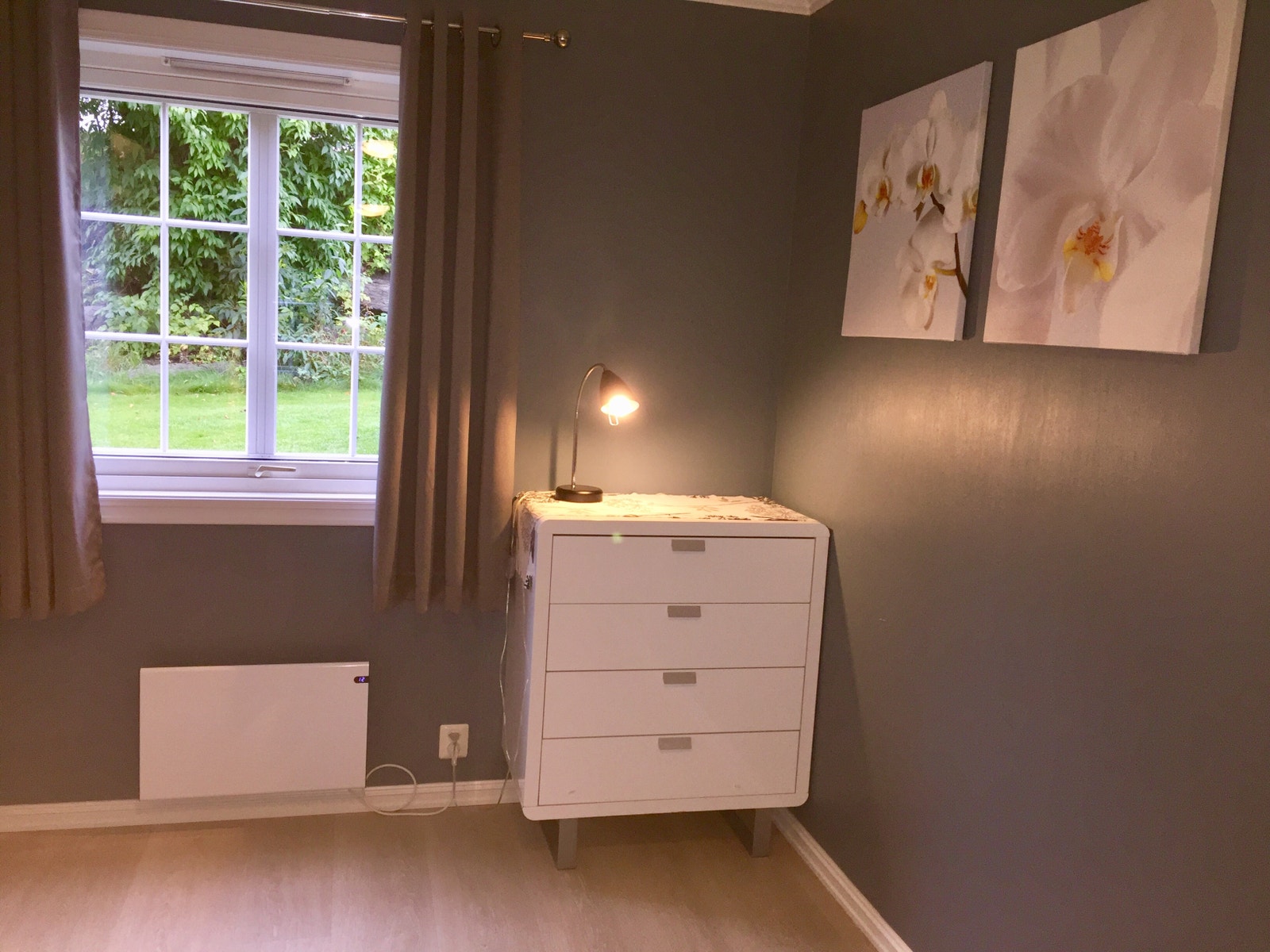 Soverommet er romslig og inneholder en kommode, 120 cm bred rammemadrass samt skyvedørsgarderobe. Galleribilde