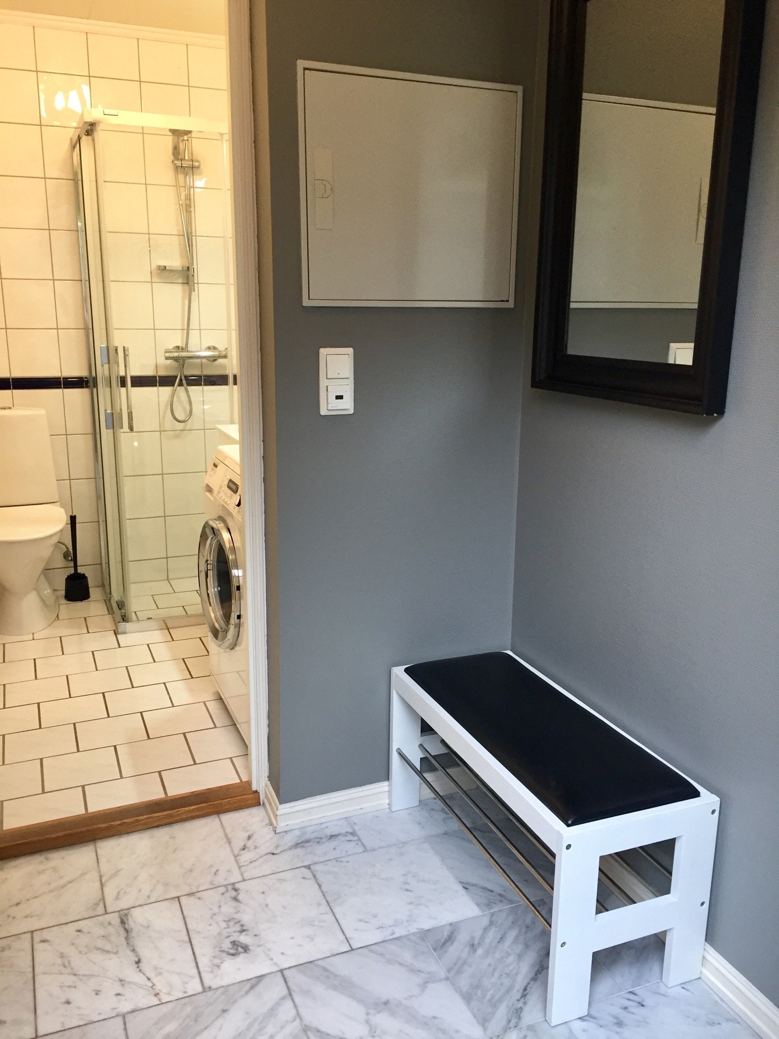 Romslig entre med varmekabler, skohylle, speil og knagger (bad rett frem) Galleribilde