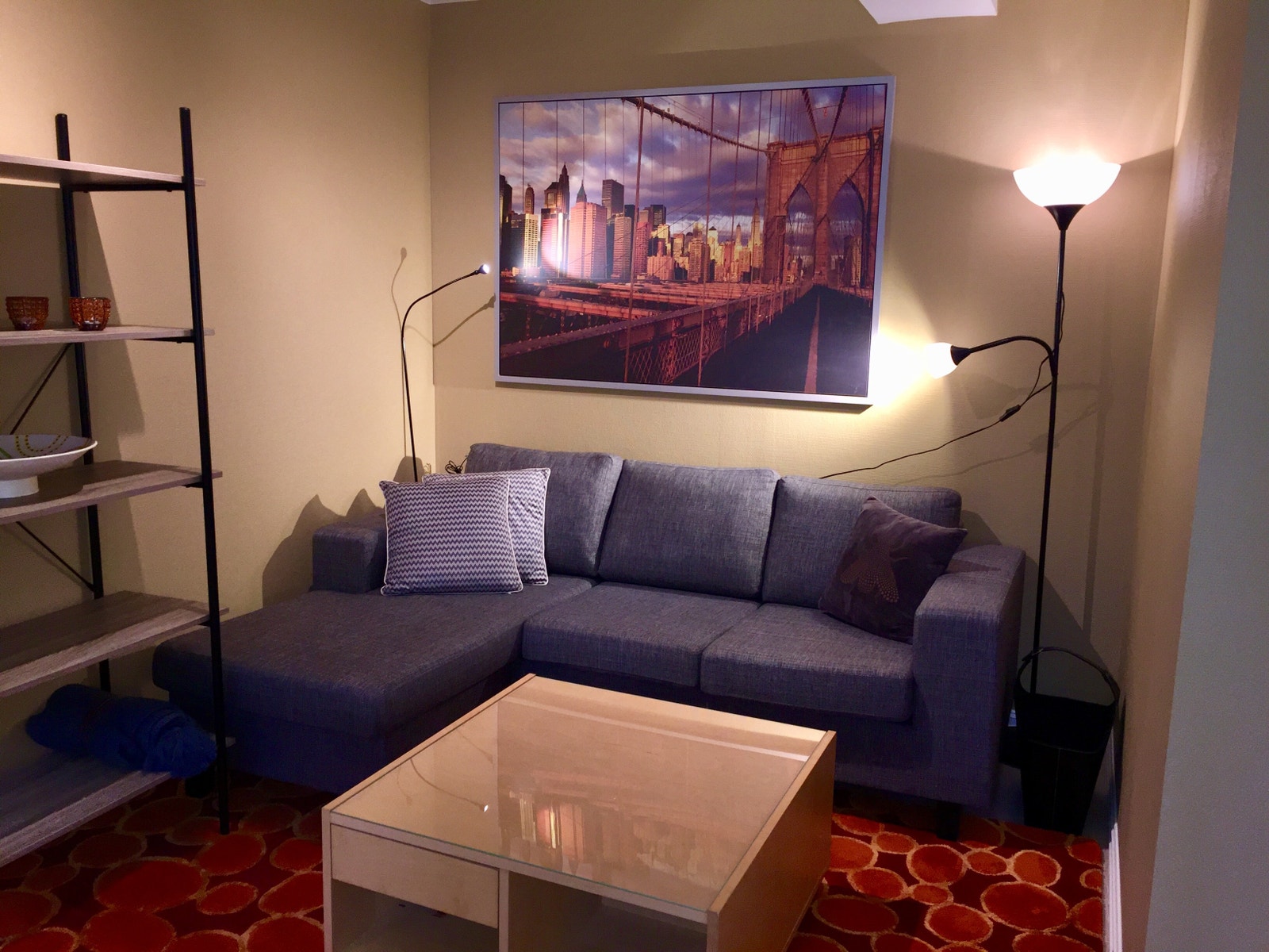 Koselig sofakrok med taklampe som har dimmer. NB: Hybelen har nå en helt ny flott sovesofa/3-seter som blir 150 cm bred når redd opp. Det medfølger overmadrass og sengetøy til denne i oppbevaringsrom under setet. Galleribilde