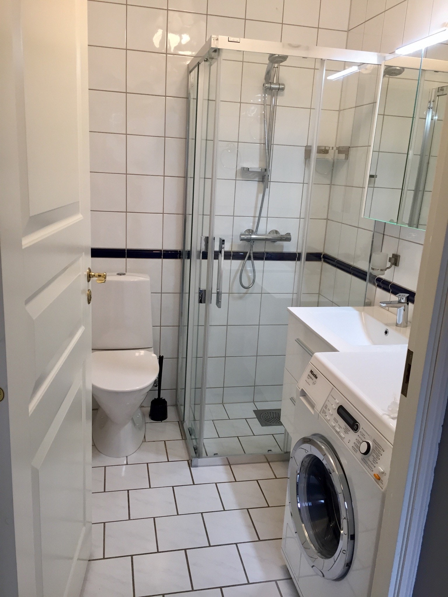 Nyoppusset bad med varmekabler, nytt toalett, dusj og vask. Pent brukt Miele vaskemaskin med 1600 omdreininger Galleribilde