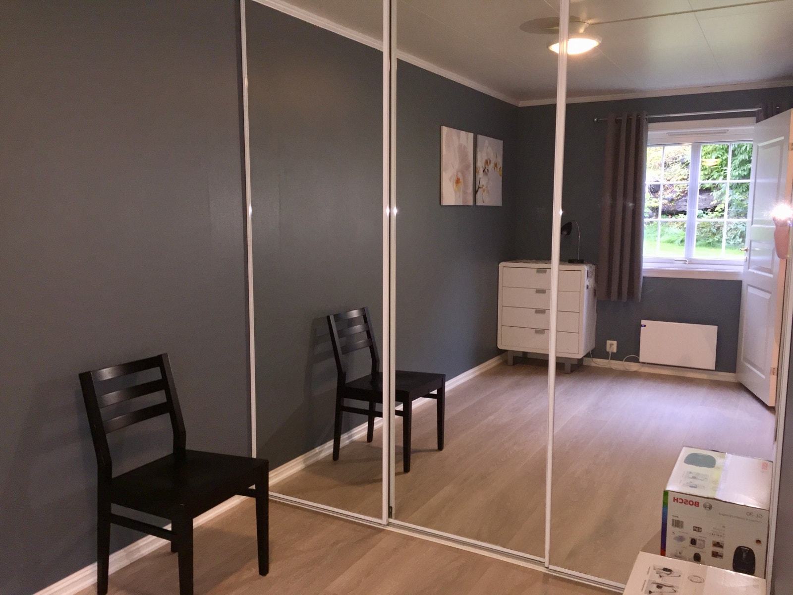 Stor skyvedørsgarderobe i enden av rommet Galleribilde