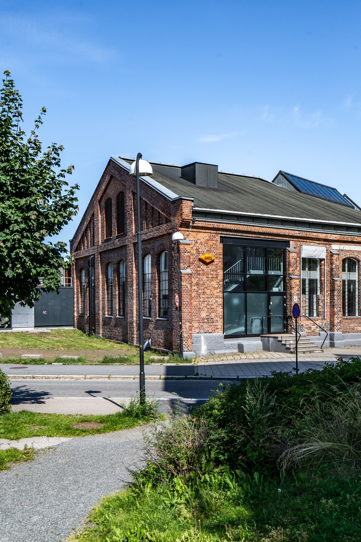 Området rundt togstasjonen byr på et godt utvalg servicetilbud. Galleribilde