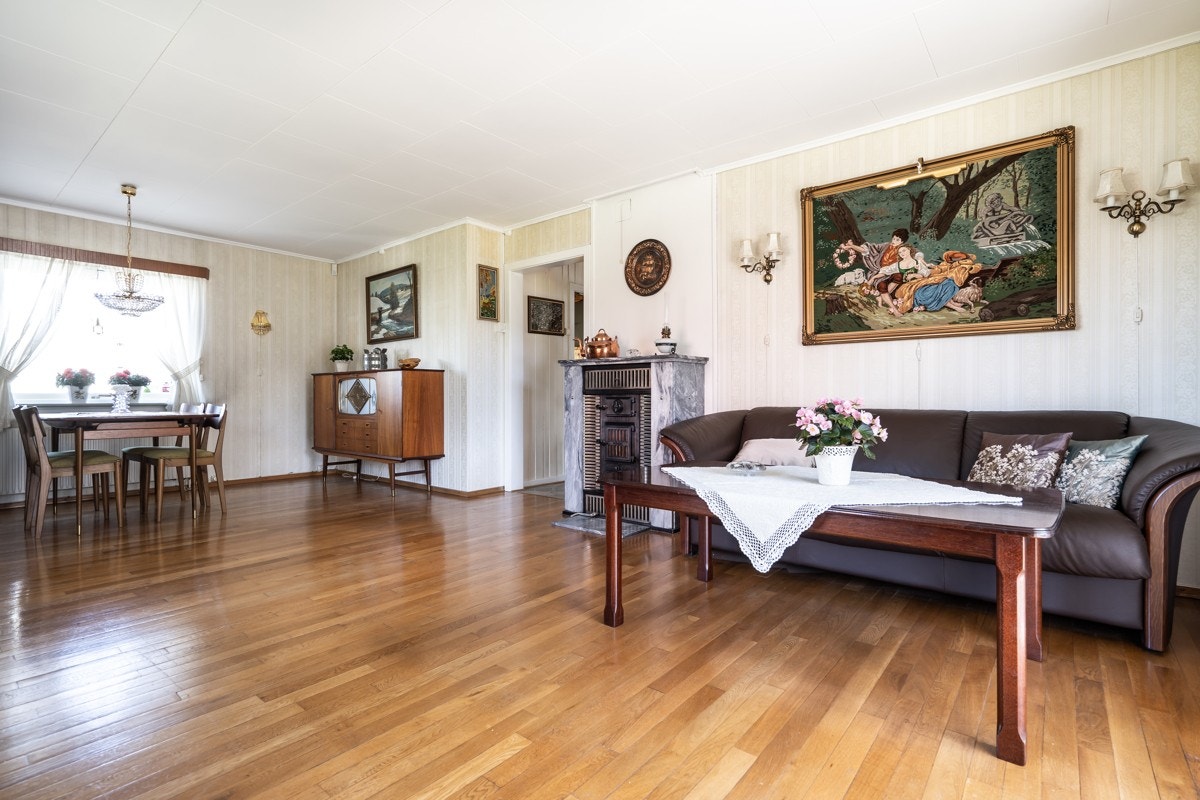 I stuen er det god plass til spisebord samt en hyggelig sofakrok. Galleribilde