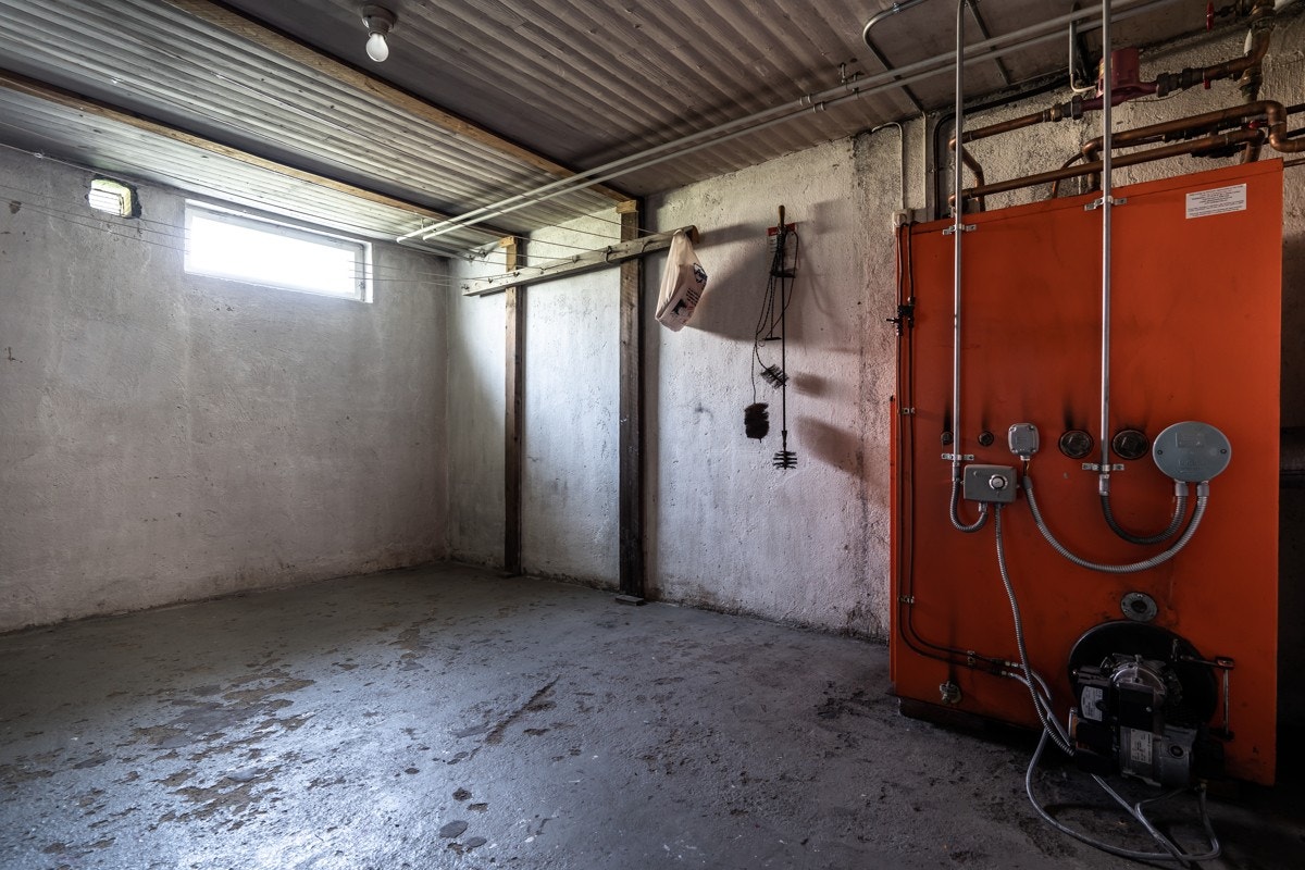 Det er montert oljefyr med elkjele i kjelleren. Oljetanken er av glassfiber (GUP) og ligger nedgravd på tomten. Se prospektet for mer informasjon. Galleribilde