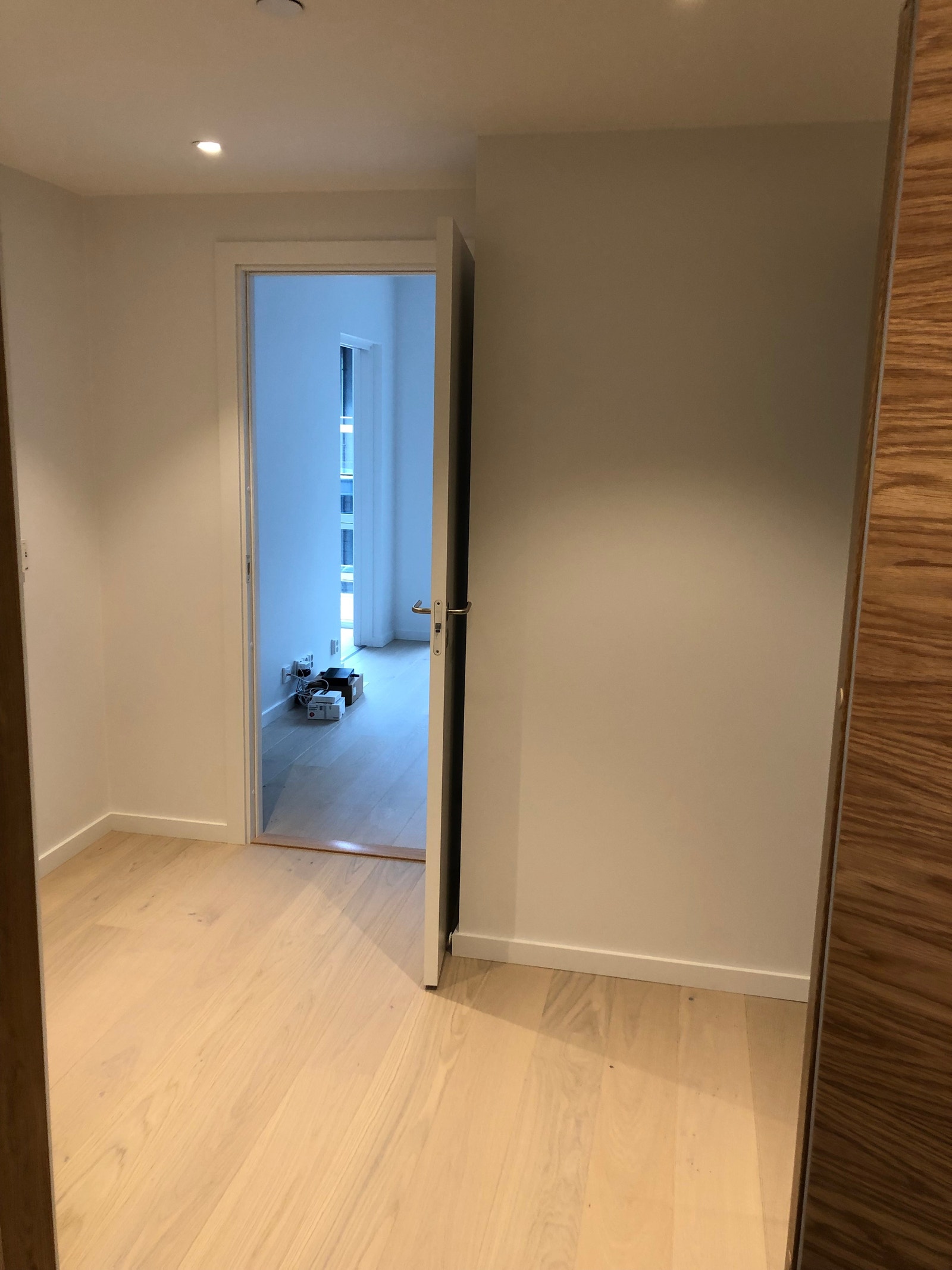 STOR FLOTT GANG MED STOR BOD VED SIDEN AV, EKSKLUSIVE SKYVEDØRER TIL BOD Galleribilde