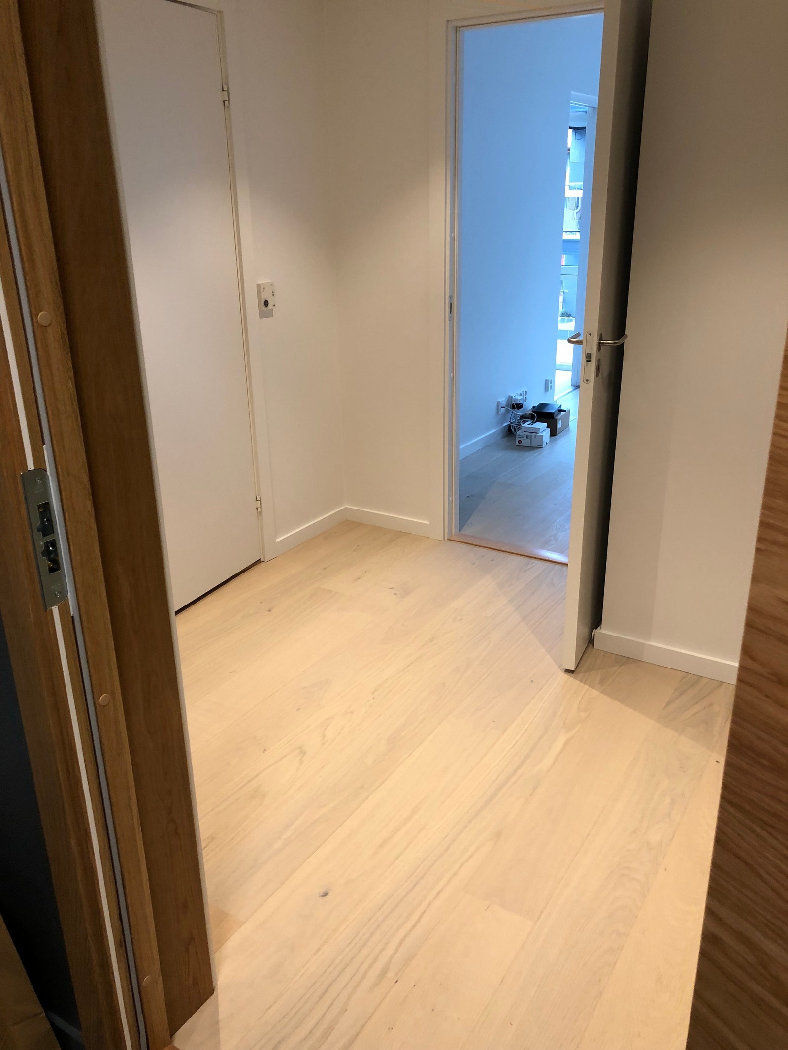 STOR FLOTT GANG MED STOR BOD VED SIDEN AV, EKSKLUSIVE SKYVEDØRER TIL BOD Galleribilde