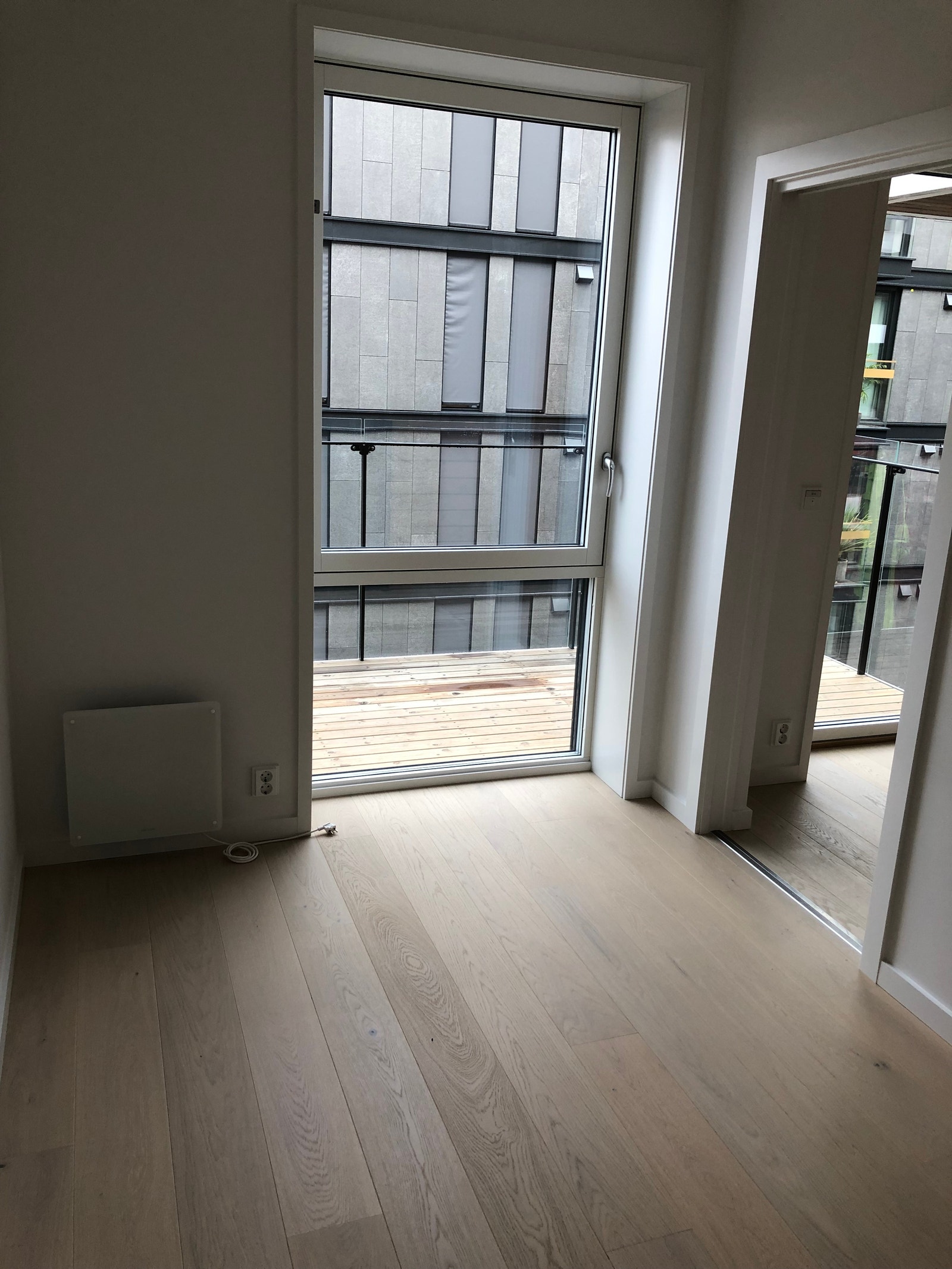 STUE OG SOVEROM MED ELEKTRISK STYRTE RULLE GARDINER Galleribilde