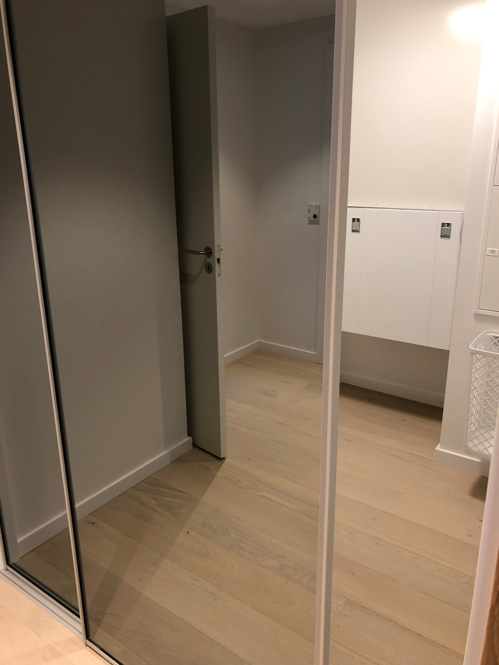 STOR FLOTT GANG MED STOR BOD VED SIDEN AV, EKSKLUSIVE SKYVEDØRER TIL BOD Galleribilde