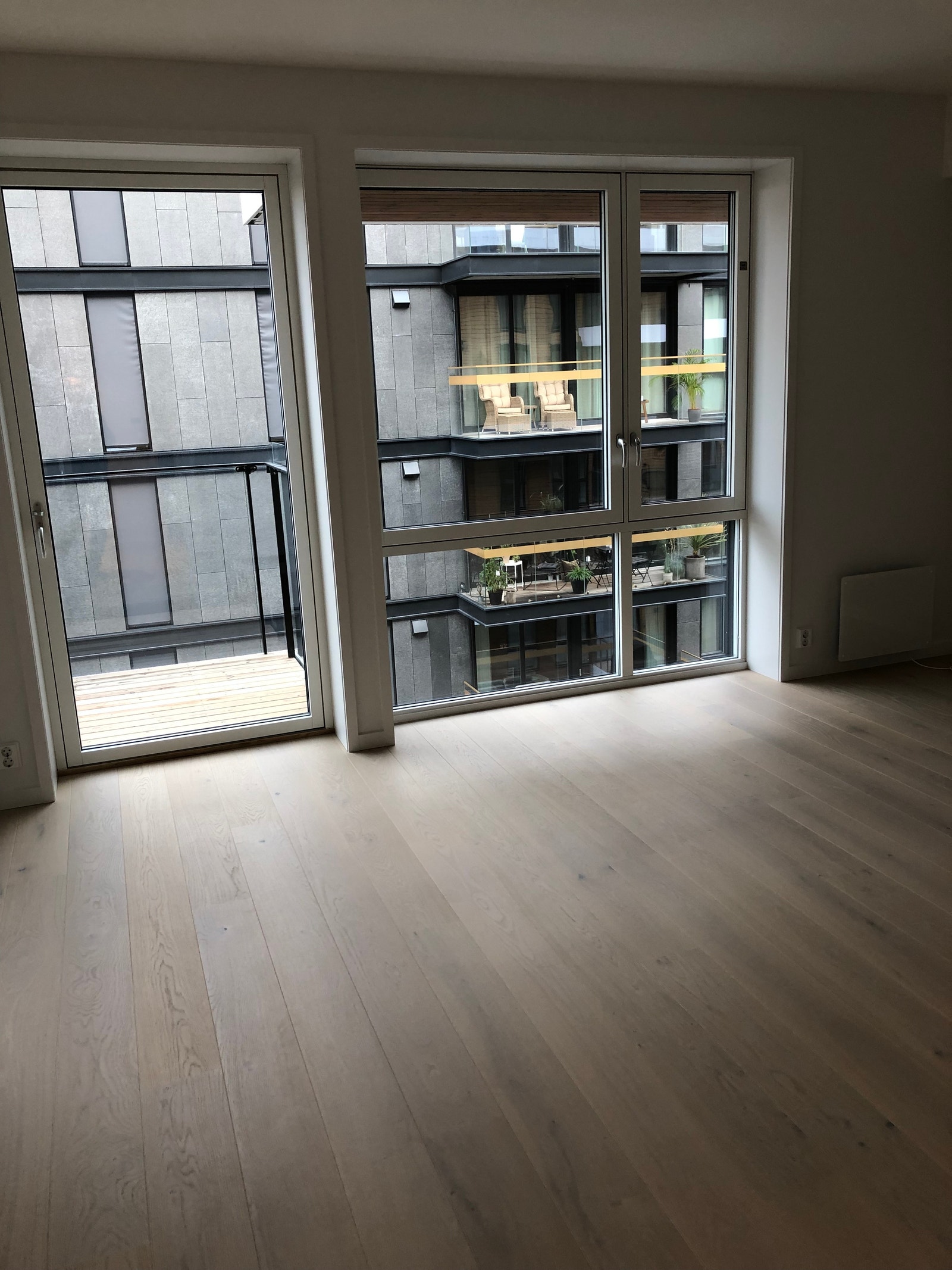 STUE OG SOVEROM MED ELEKTRISK STYRTE RULLE GARDINER Galleribilde