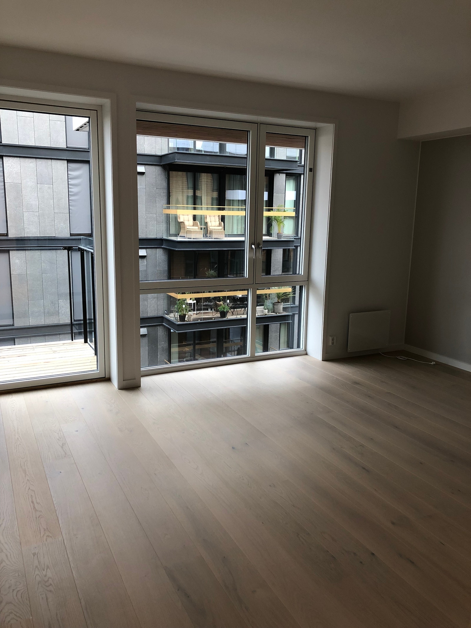 STUE OG SOVEROM MED ELEKTRISK STYRTE RULLE GARDINER Galleribilde