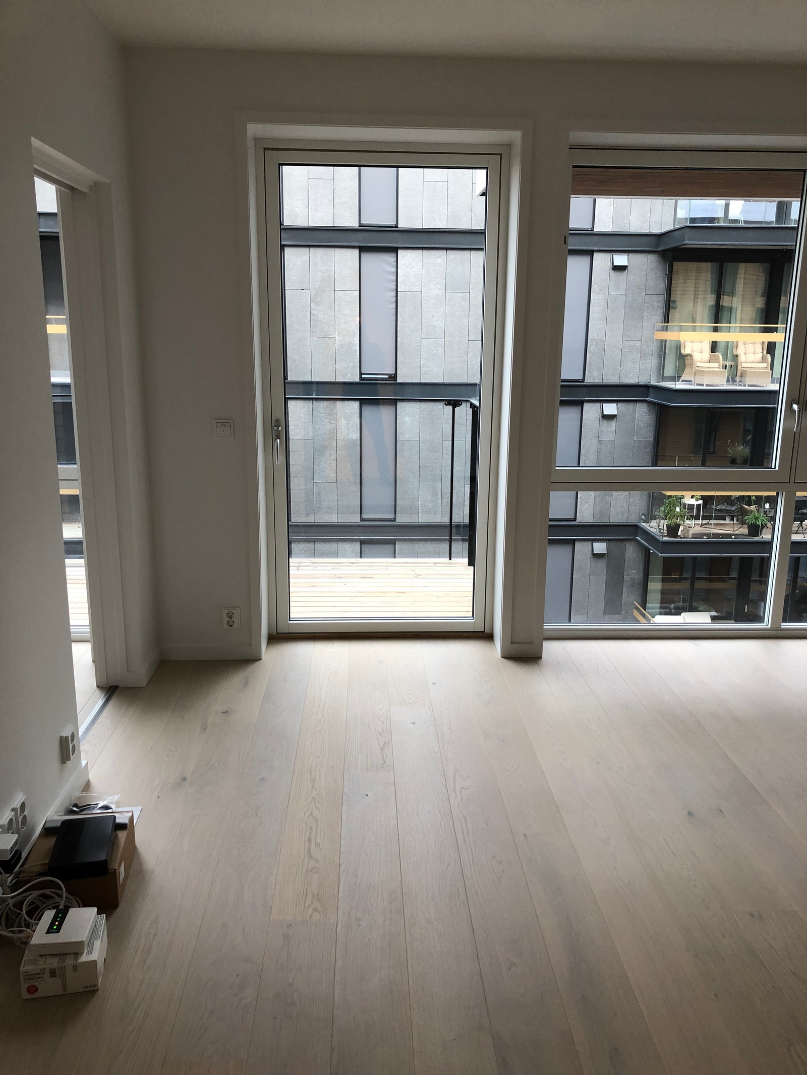 STUE OG SOVEROM MED ELEKTRISK STYRTE RULLE GARDINER Galleribilde