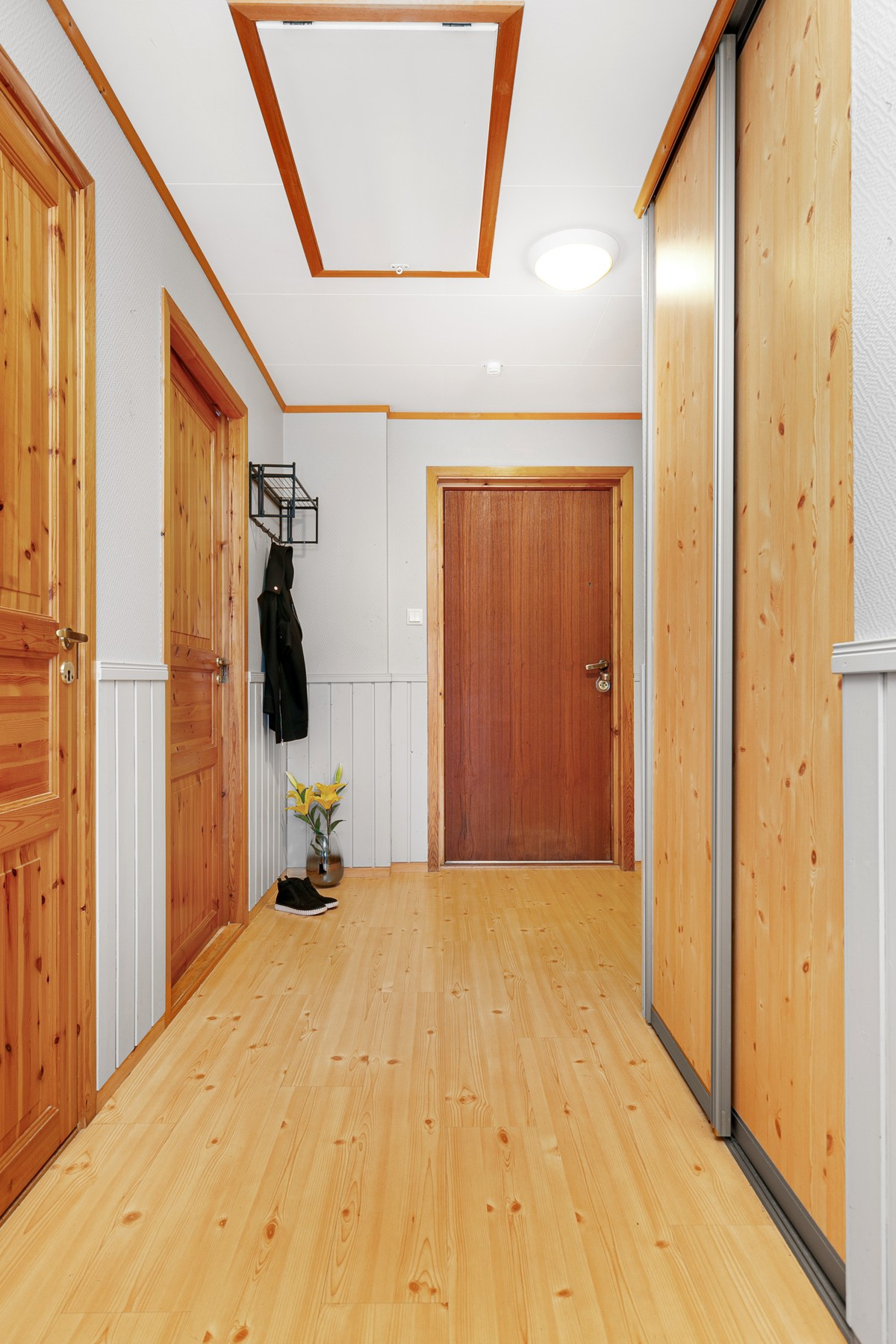 Romslig entré med stor skyvedørsgarderobe