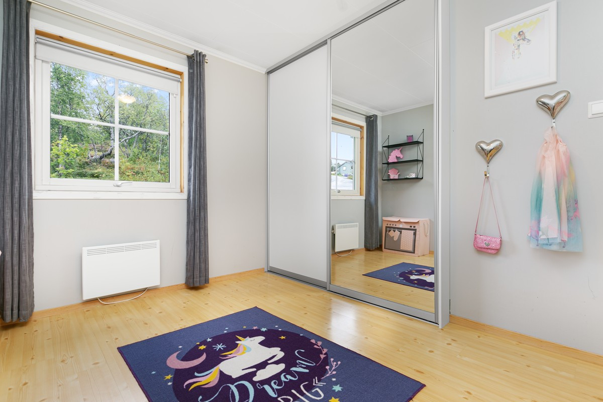 Stor skyvedørsgarderobe med speil bidrar til plass for oppbevaring