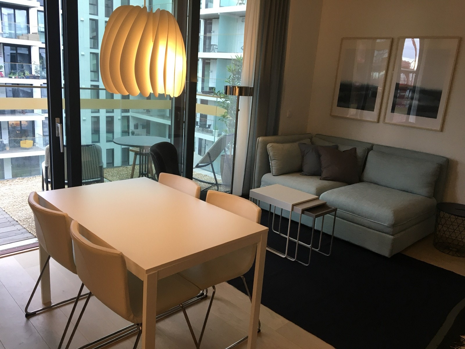 hyggelig stue med spiseplass Galleribilde