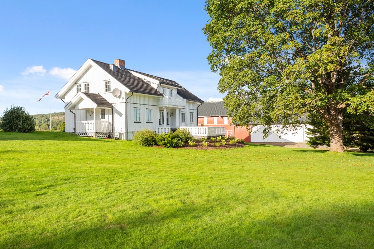 Eiendommen består av to bolighus, hvorav eneboligen er av nyere dato. Galleribilde