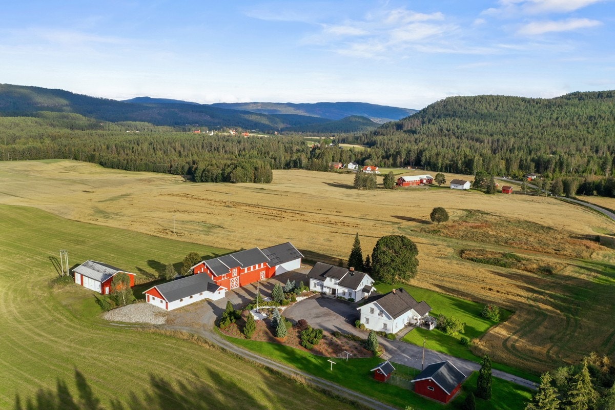 Velkommen til Ødegården som ligger landelig, idyllisk, åpent og fritt til med utsikt mot sør og vest. Galleribilde