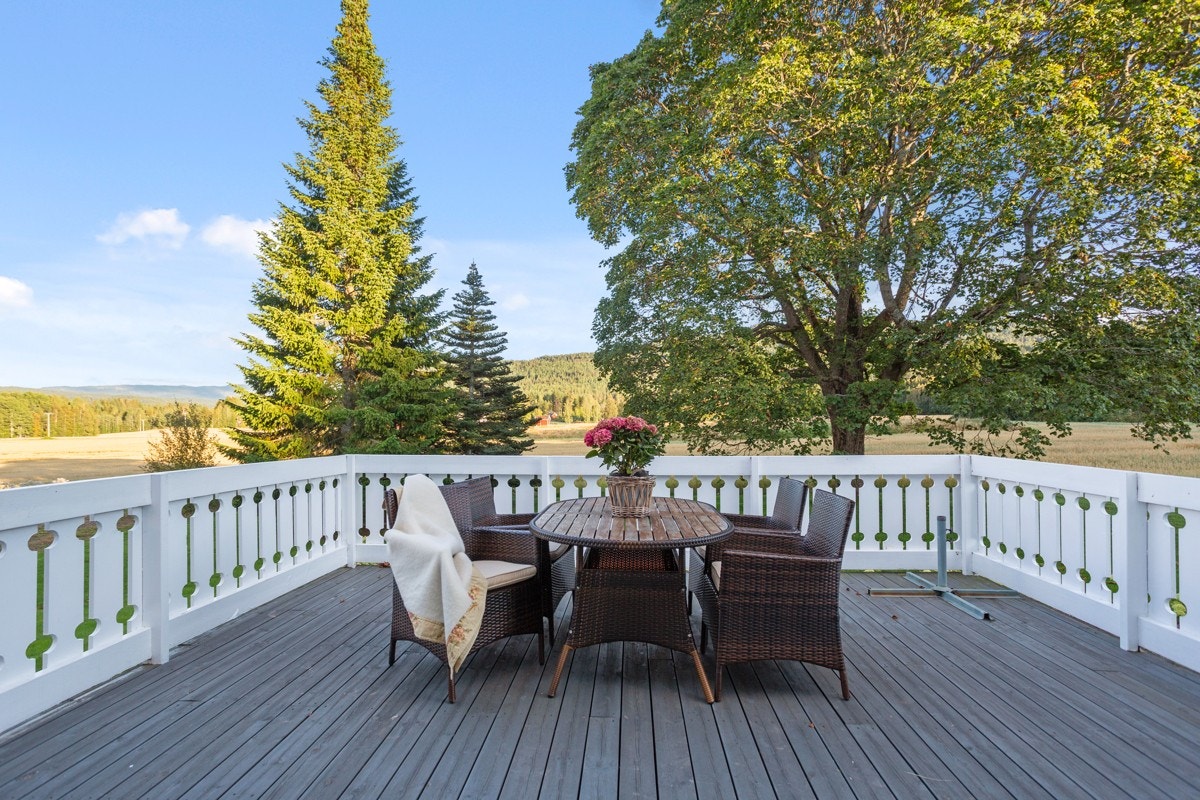 Herlig solrik terrasse med utsyn og jordbrukslandsskapet. Galleribilde