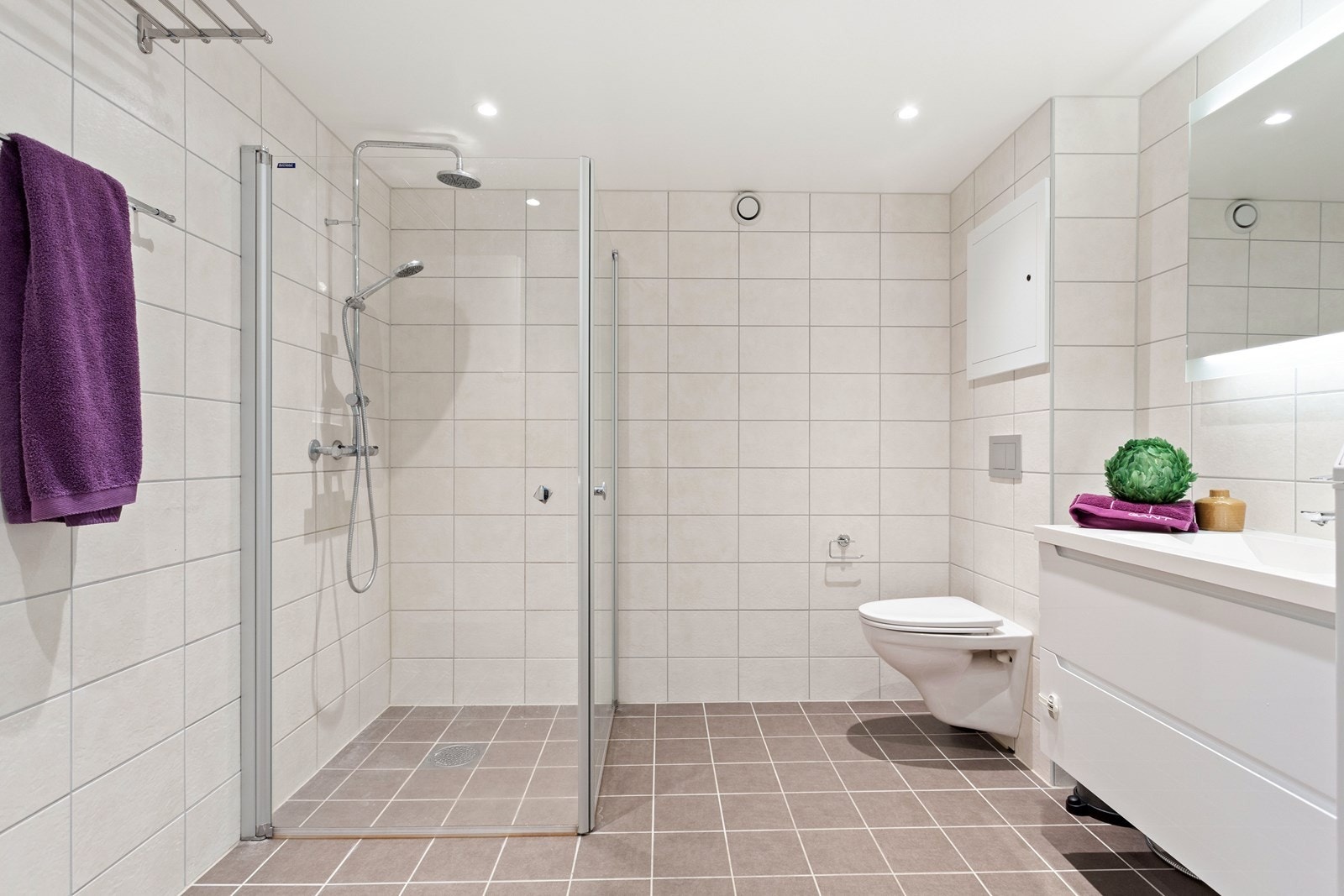 Baderommet ble modernisert i 2017 og er flisbelagt med varmekabler i gulv. Galleribilde