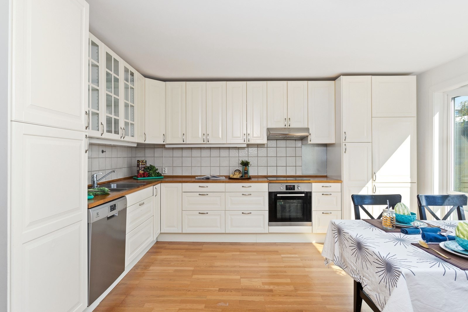 Kjøkkeninnredningen er fra 2012 med ny oppvaskmaskin i 2014. Himlingen er malt i 2019. Galleribilde