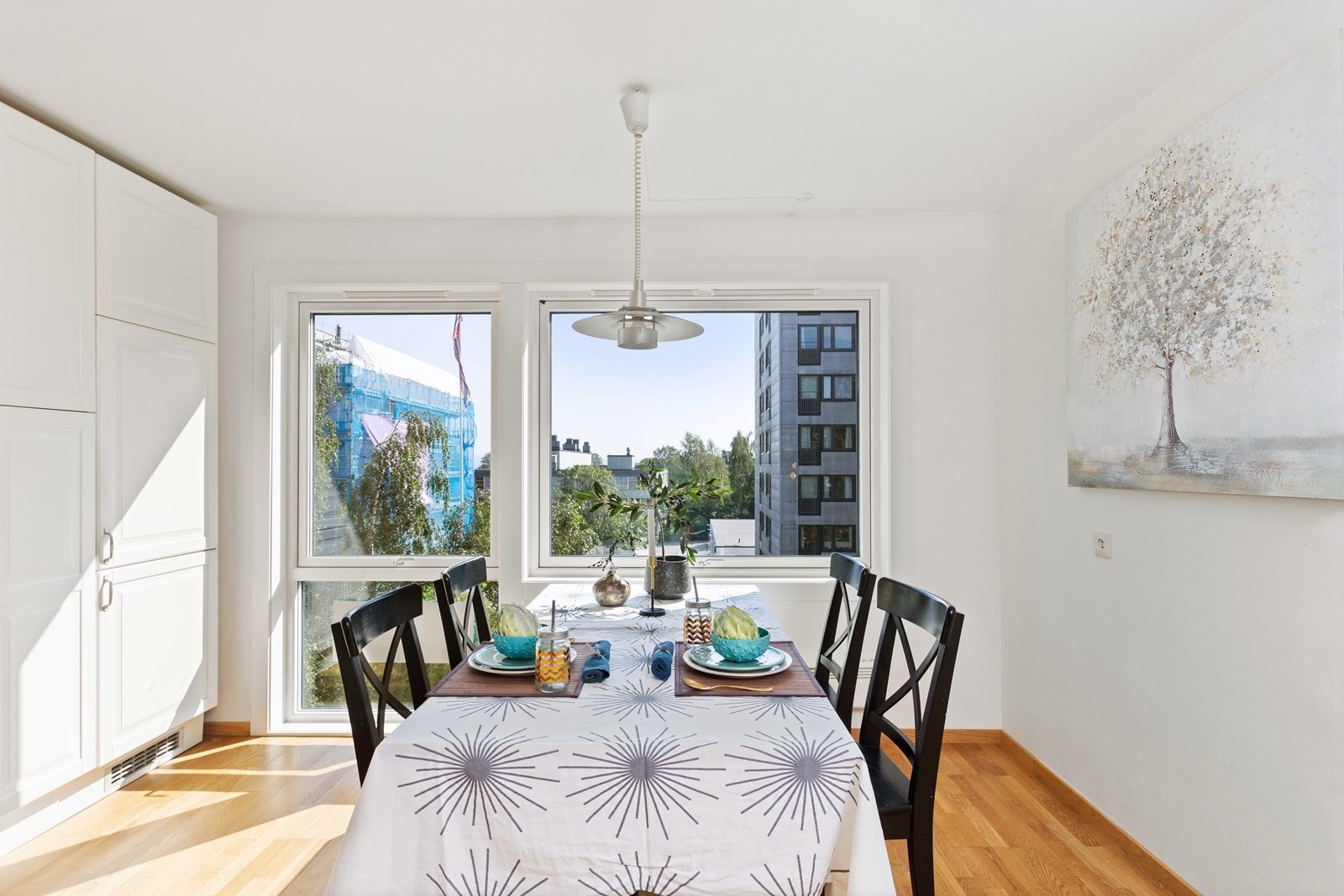 På kjøkkenet er det rom for en hyggelig spisegruppe. Her kan familien samles for et hjemmelaget måltid. Galleribilde