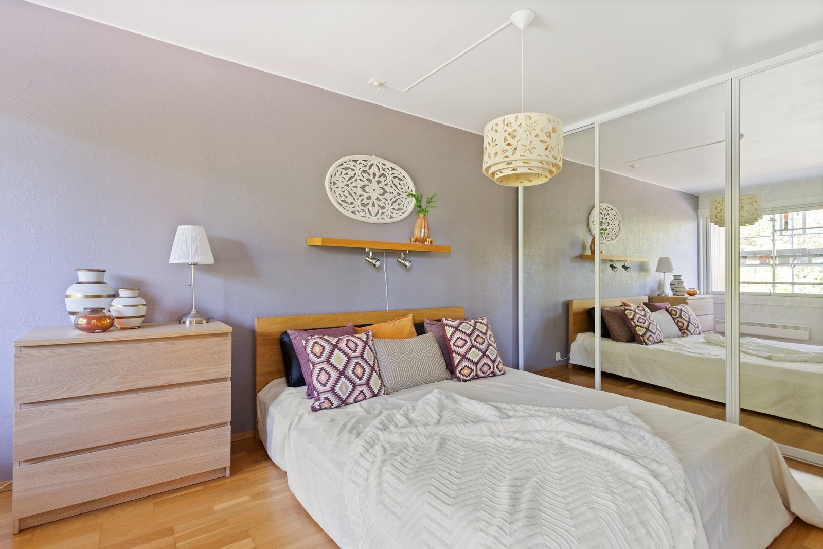 Hovedsoverommet er romslig og har rikelig med oppbevaringsplass i en skyvedørsgarderobe. Galleribilde