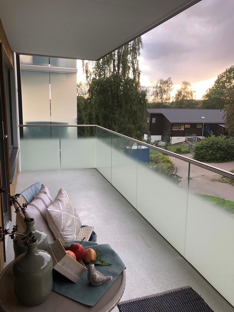 Her kan du nyte en kopp kaffe med utsyn mot grøntarealer. Galleribilde