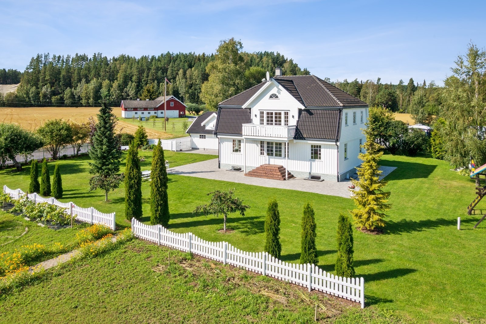 DNB Eiendom v/ Cato Fegri har gleden av å presentere Busundveien 168. Sjelden mulighet! Galleribilde