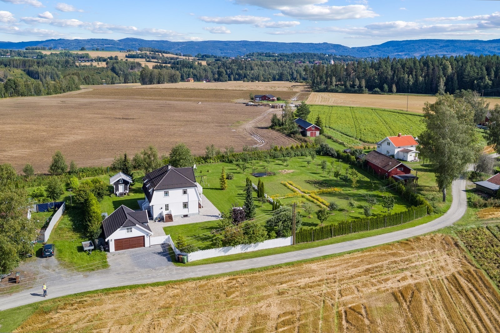 Eiendommen ligger svært solrikt og landlig til med en nydelig opparbeidet, parkmessig tomt på over 6,5 dekar. Galleribilde