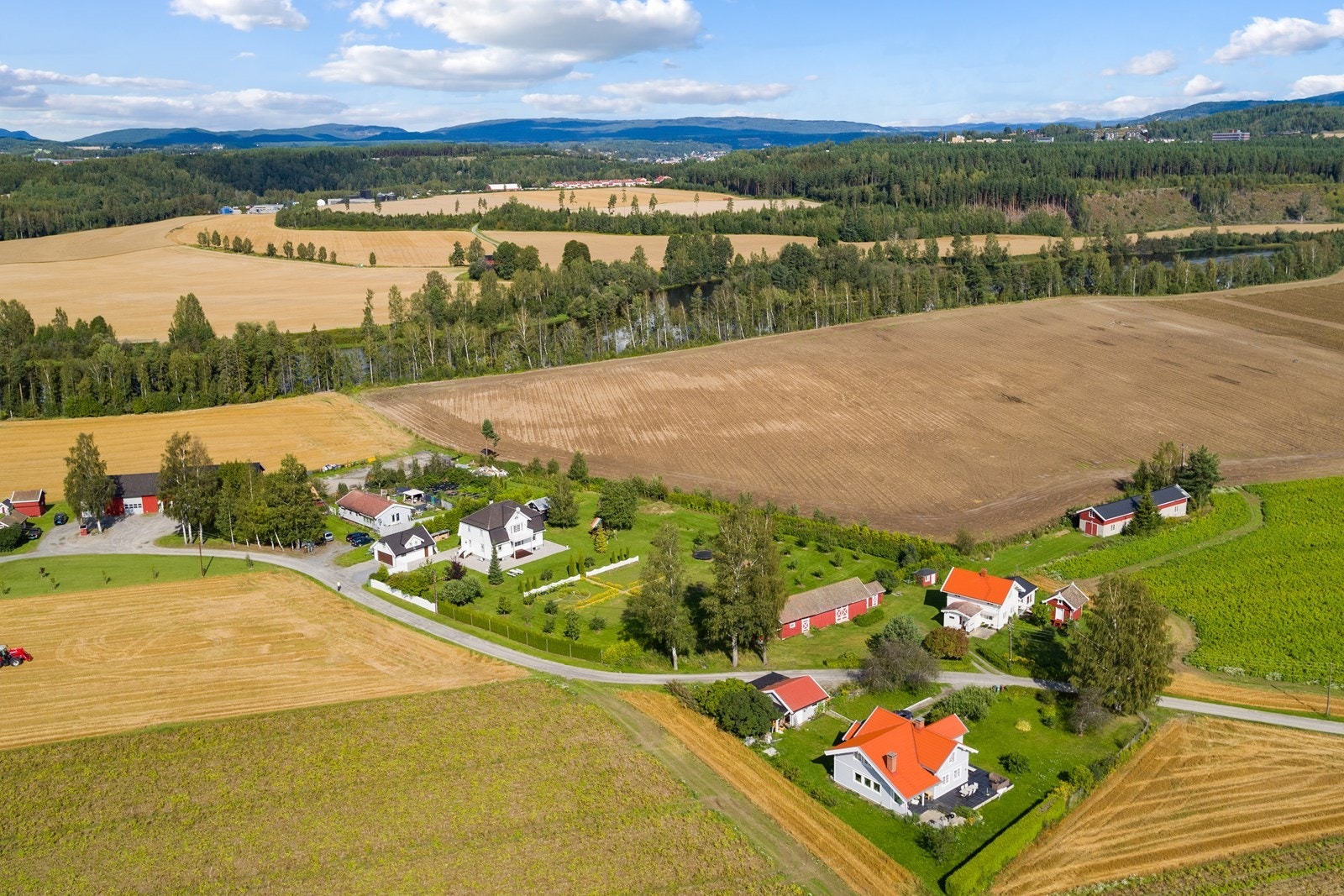 Drømmer du om et minibruk med stor og landlig tomt burde du ta turen hit! Galleribilde