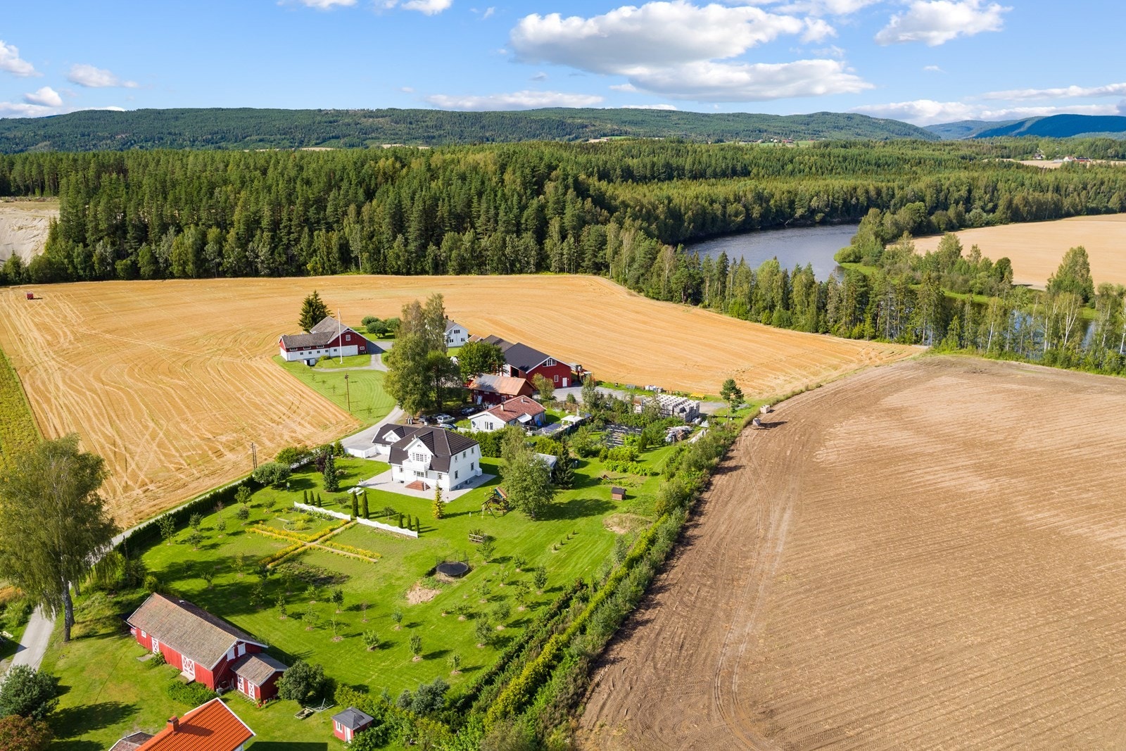 Dette er et nydelig minibruk med stor tomt, grønnsakshage og stabbur med hems. Galleribilde