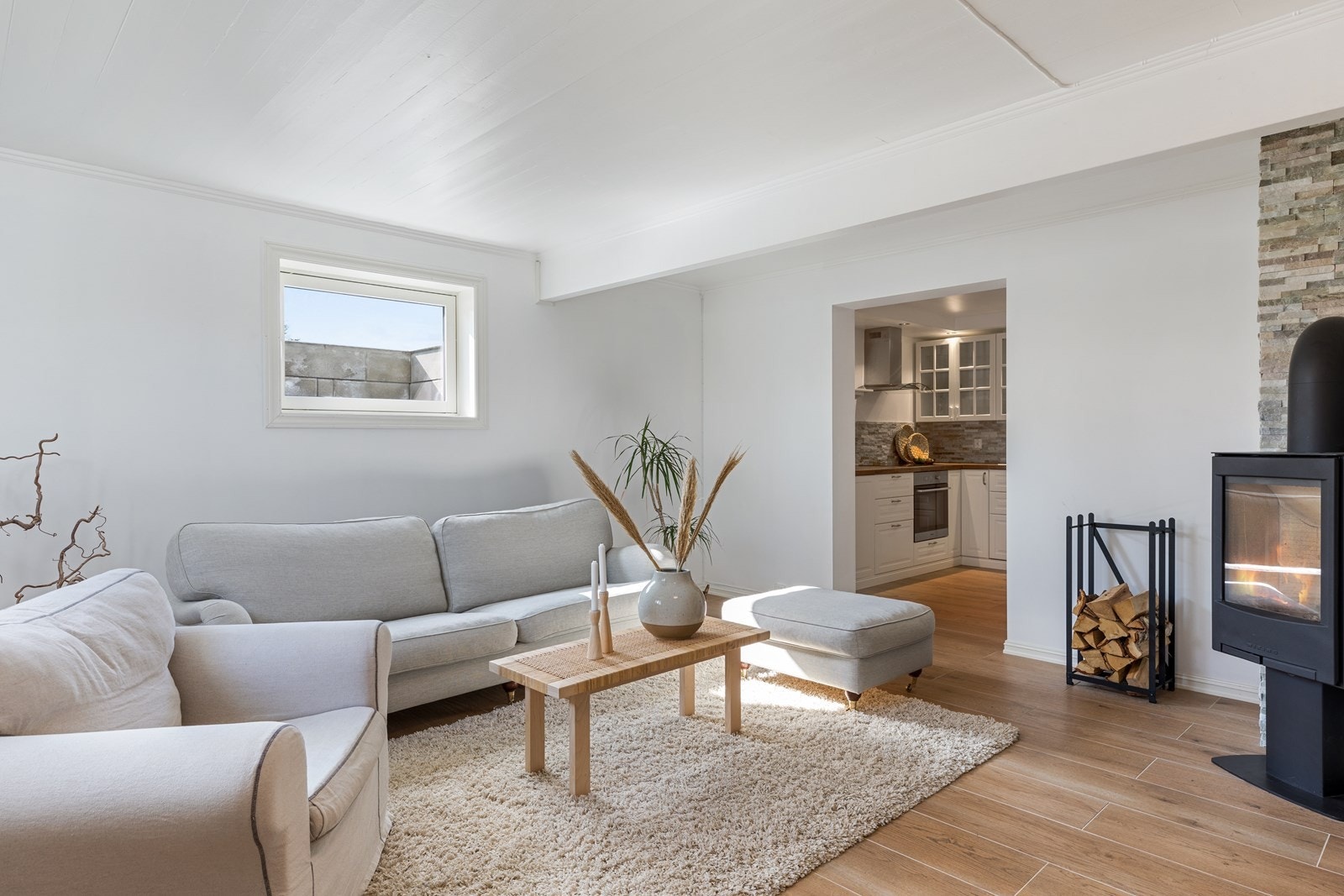 Kjeller er innredet med kjøkken stue, bad og to soverom. Galleribilde