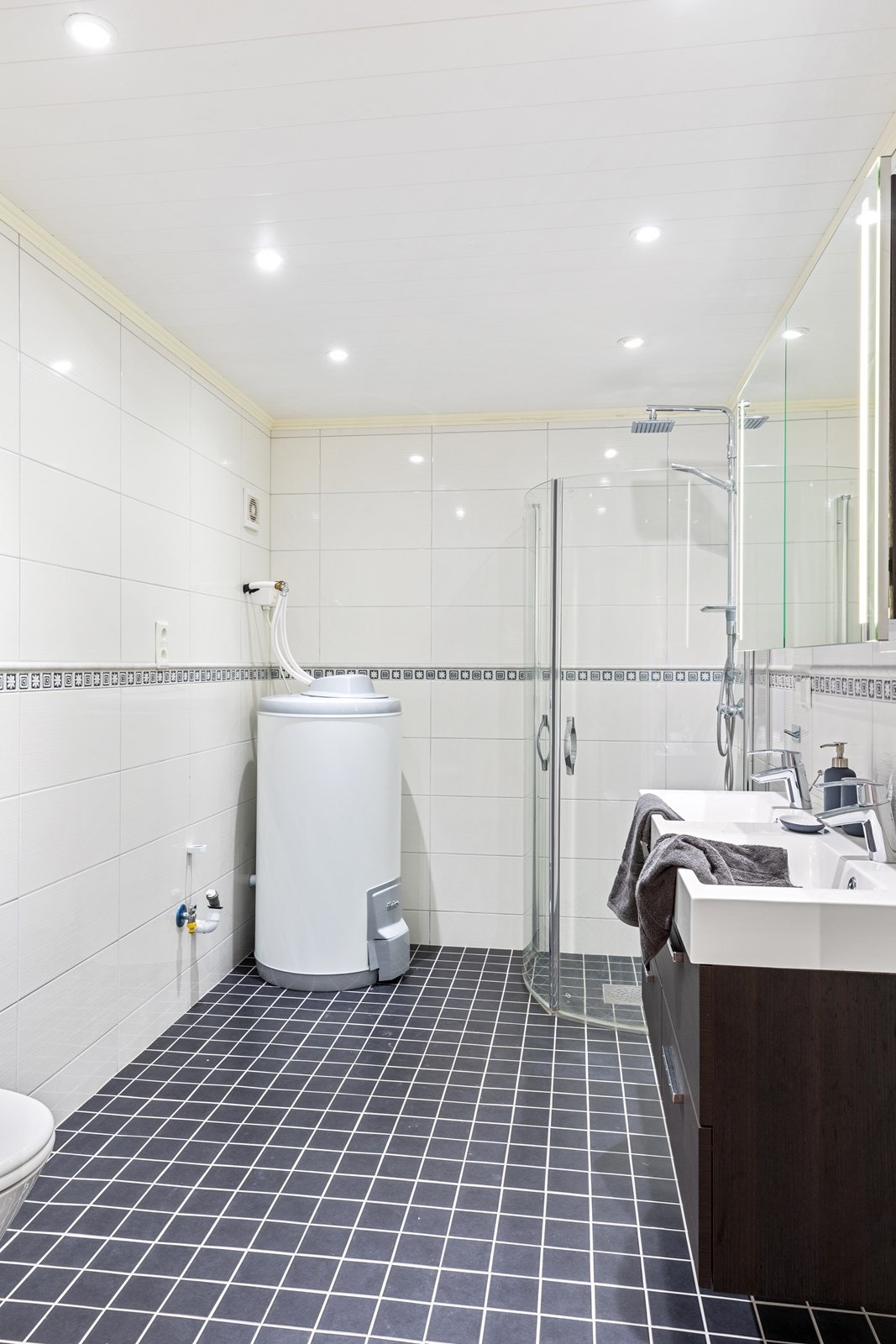 På badet er det også avtrekksvifte og vannsentral. Dette badet er også fra 2017. Galleribilde
