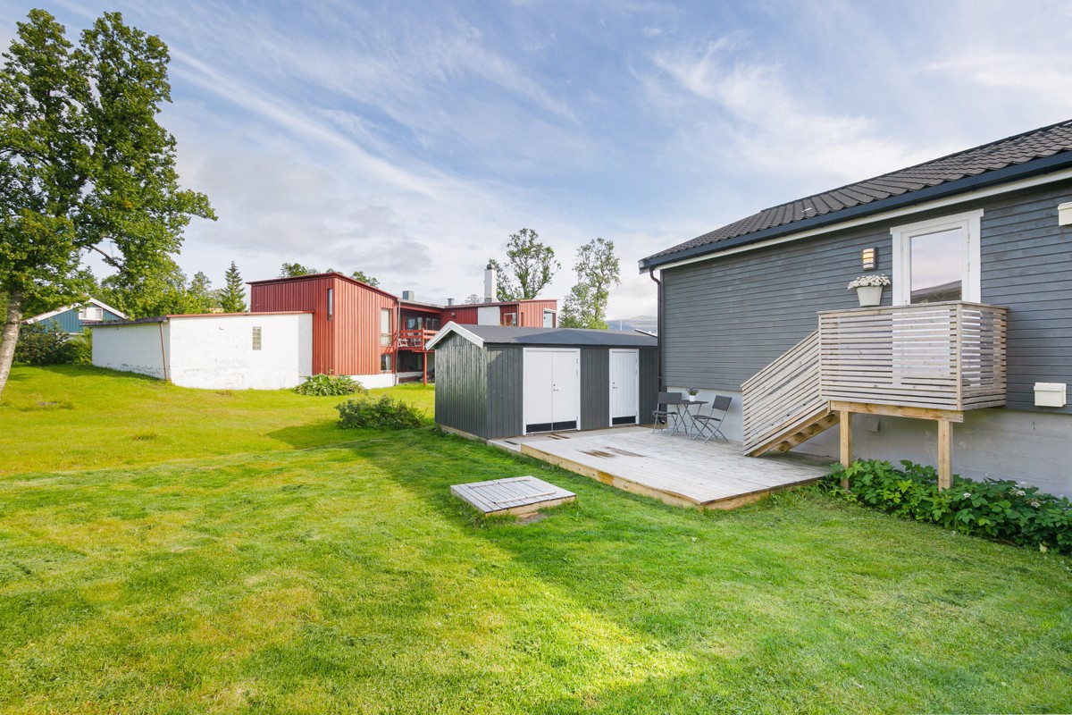 Fin hage med vestvendt markterrasse og sportsbod