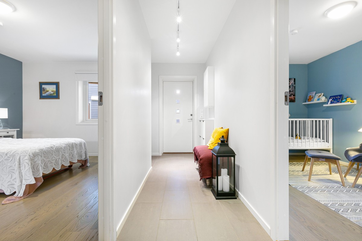 Entré med gulvvarme og et soverom på hver side av gangen