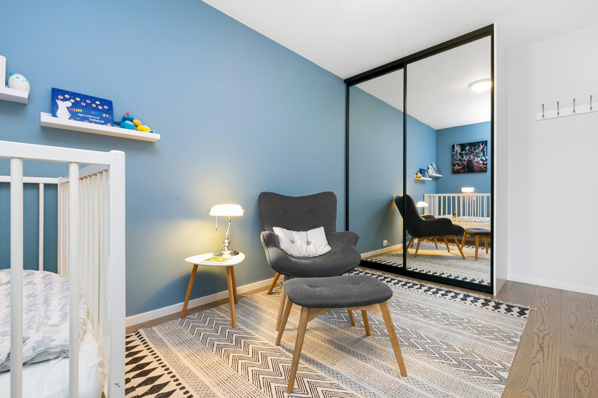 Skyvedørsgarderobe med speil bidrar til god oppbevaringsplass