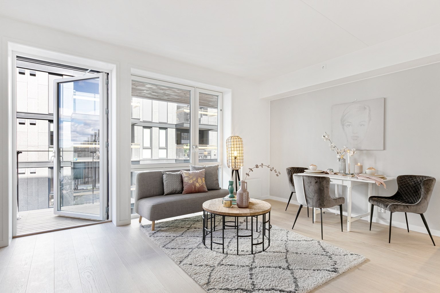 STOR STUE MED FINE LYS FORHOLD Galleribilde