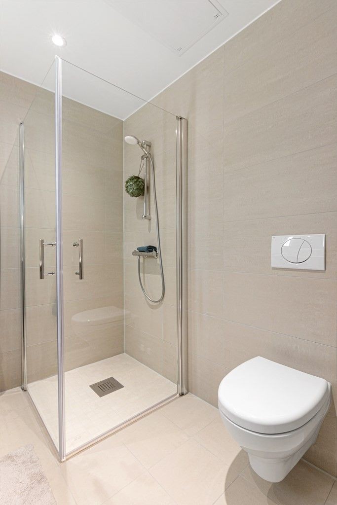 BAD MED KOMBINERT VASKEMASKIN/ TØRKETROMMEL Galleribilde