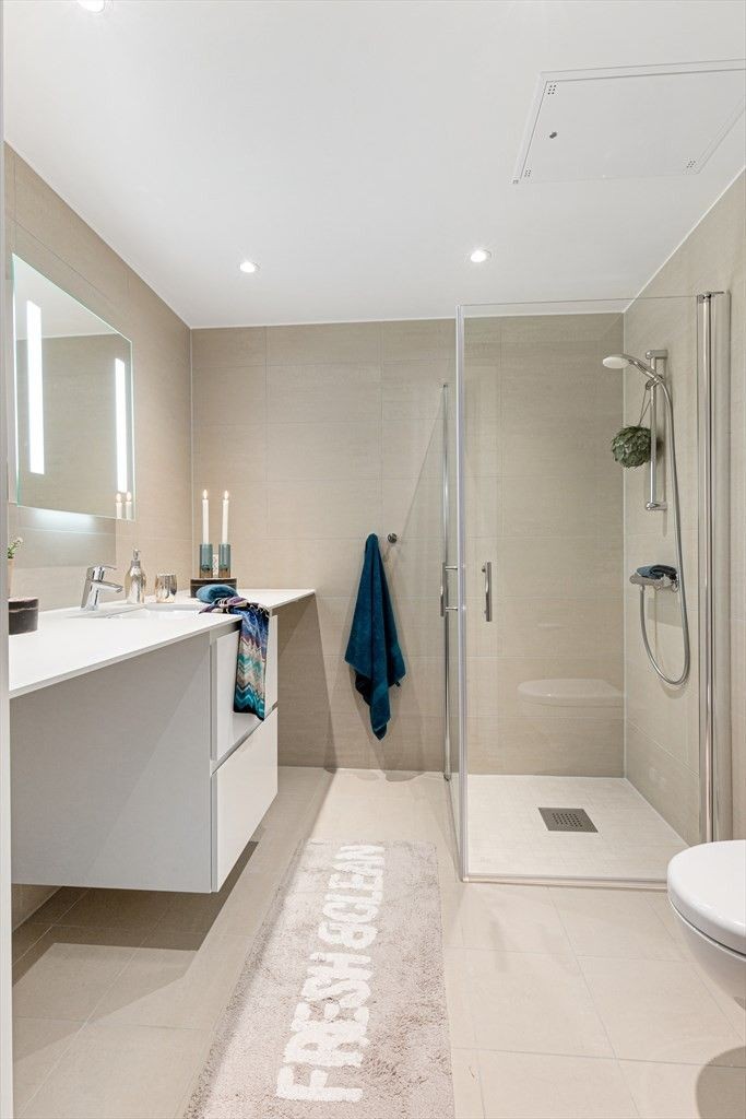 BAD MED KOMBINERT VASKEMASKIN/ TØRKETROMMEL Galleribilde