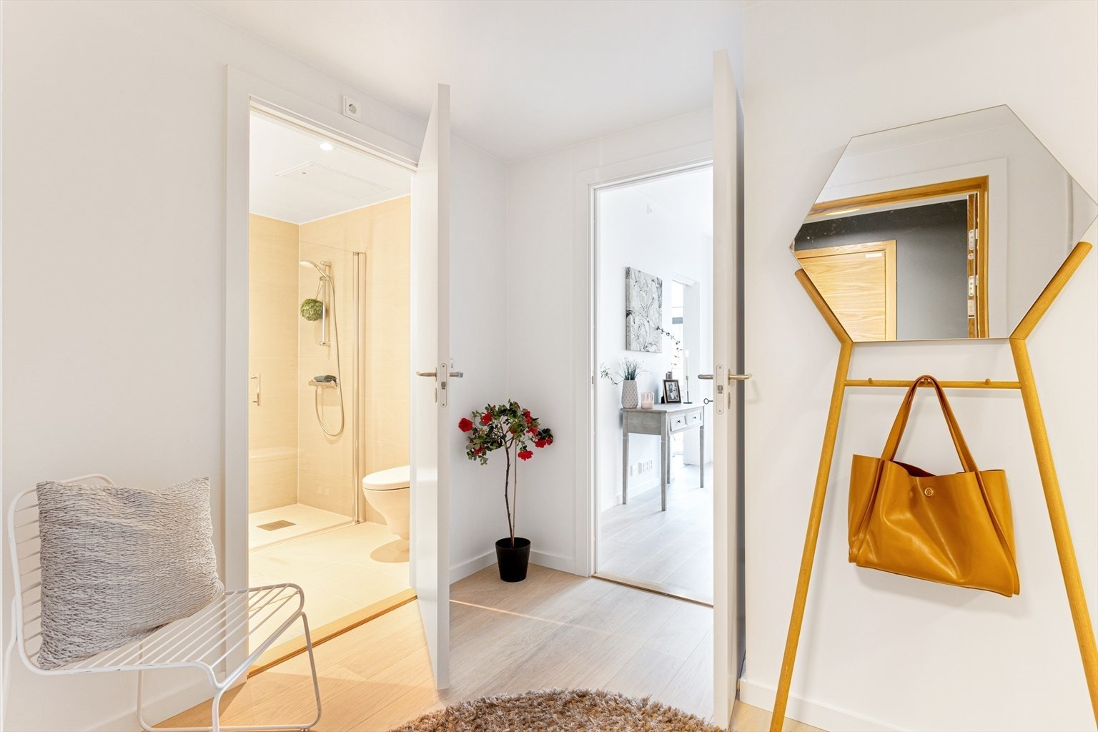 STOR FLOTT GANG MED STOR BOD VED SIDEN AV, EKSKLUSIVE SKYVEDØRER TIL BOD Galleribilde