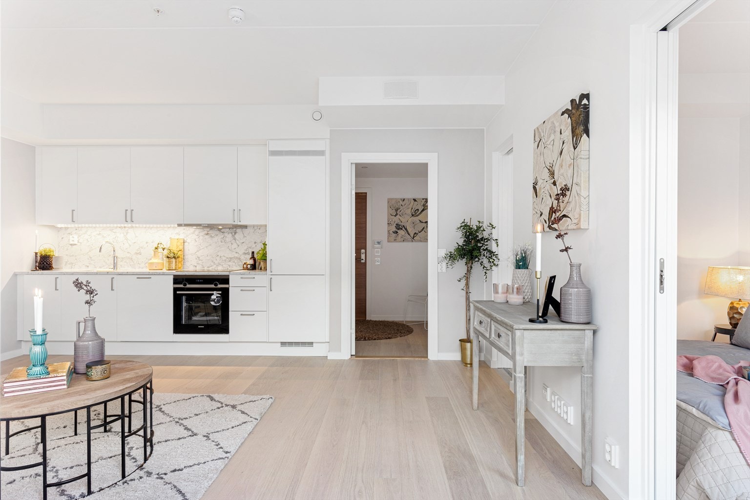 STOR STUE MED FINE LYS FORHOLD Galleribilde