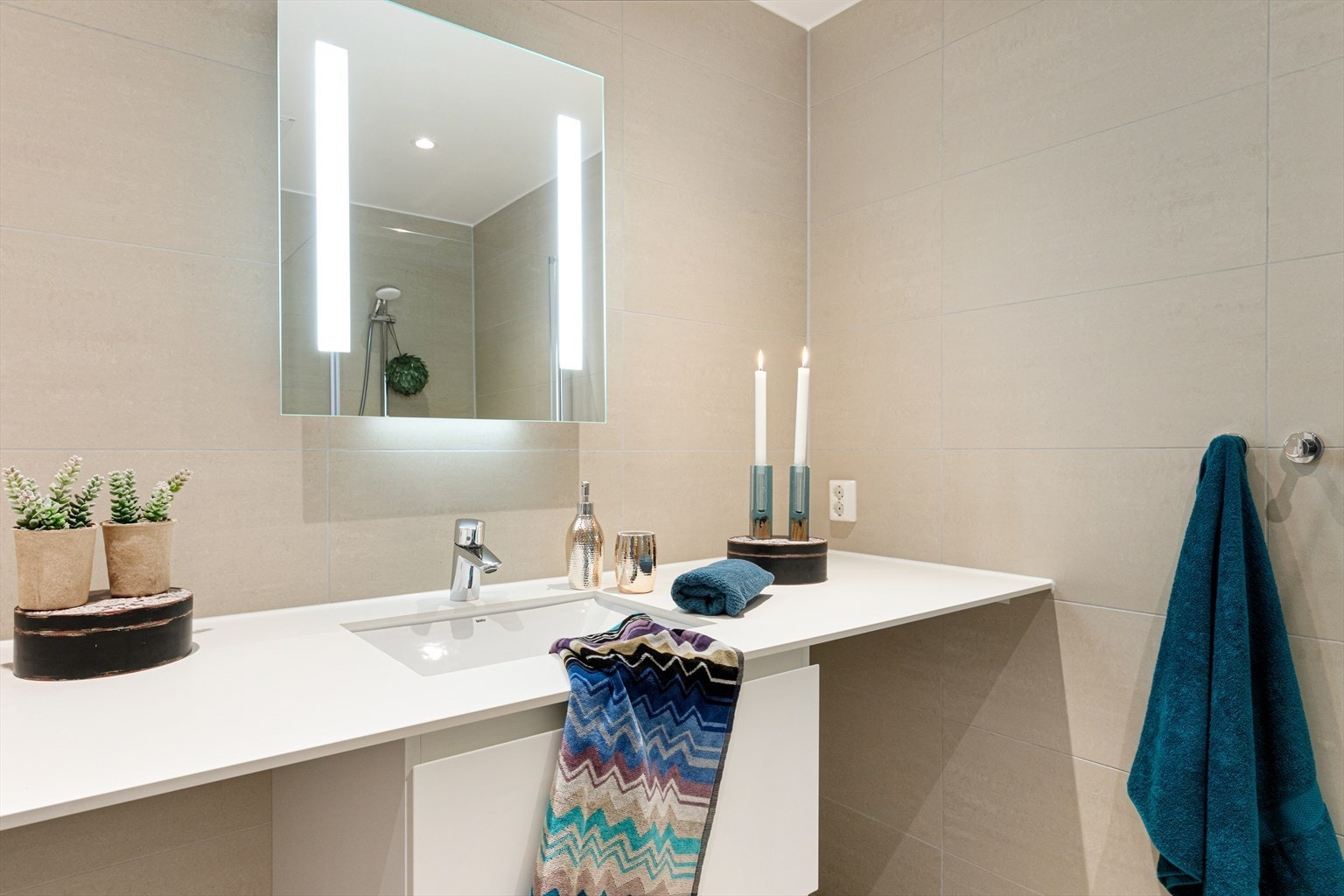 BAD MED KOMBINERT VASKEMASKIN/ TØRKETROMMEL Galleribilde