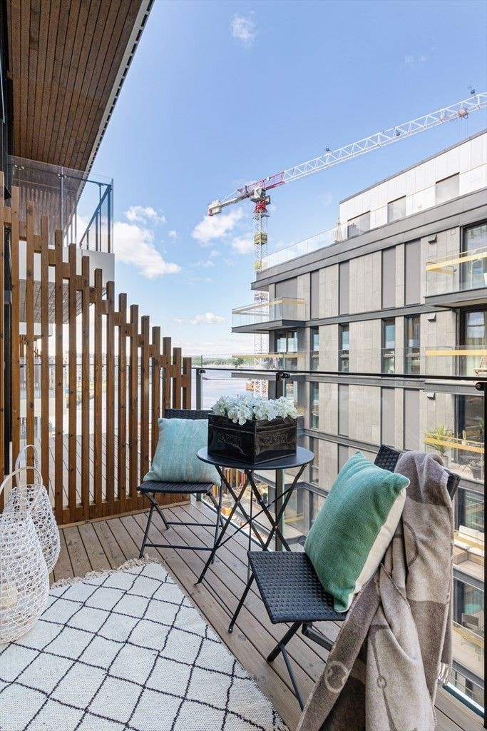 FLOTT VESTVENDT BALKONG MED SJØUTSIKT Galleribilde