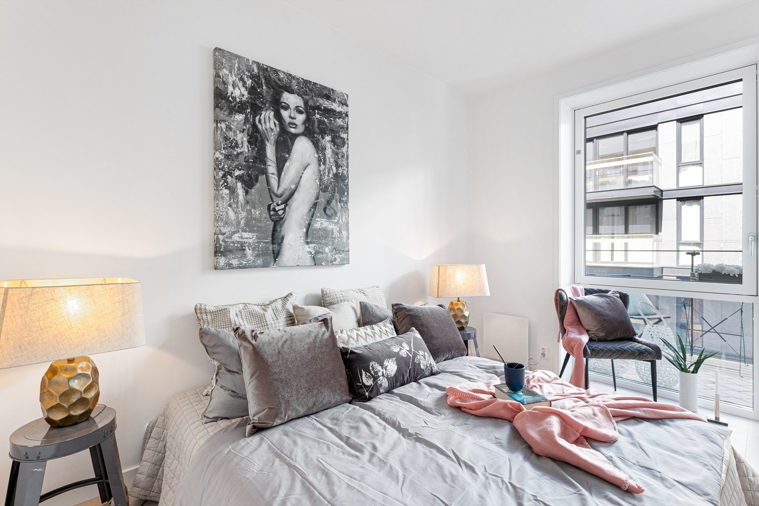 FLOTT SOVEROM MED FINE LYSE FORHOLD Galleribilde