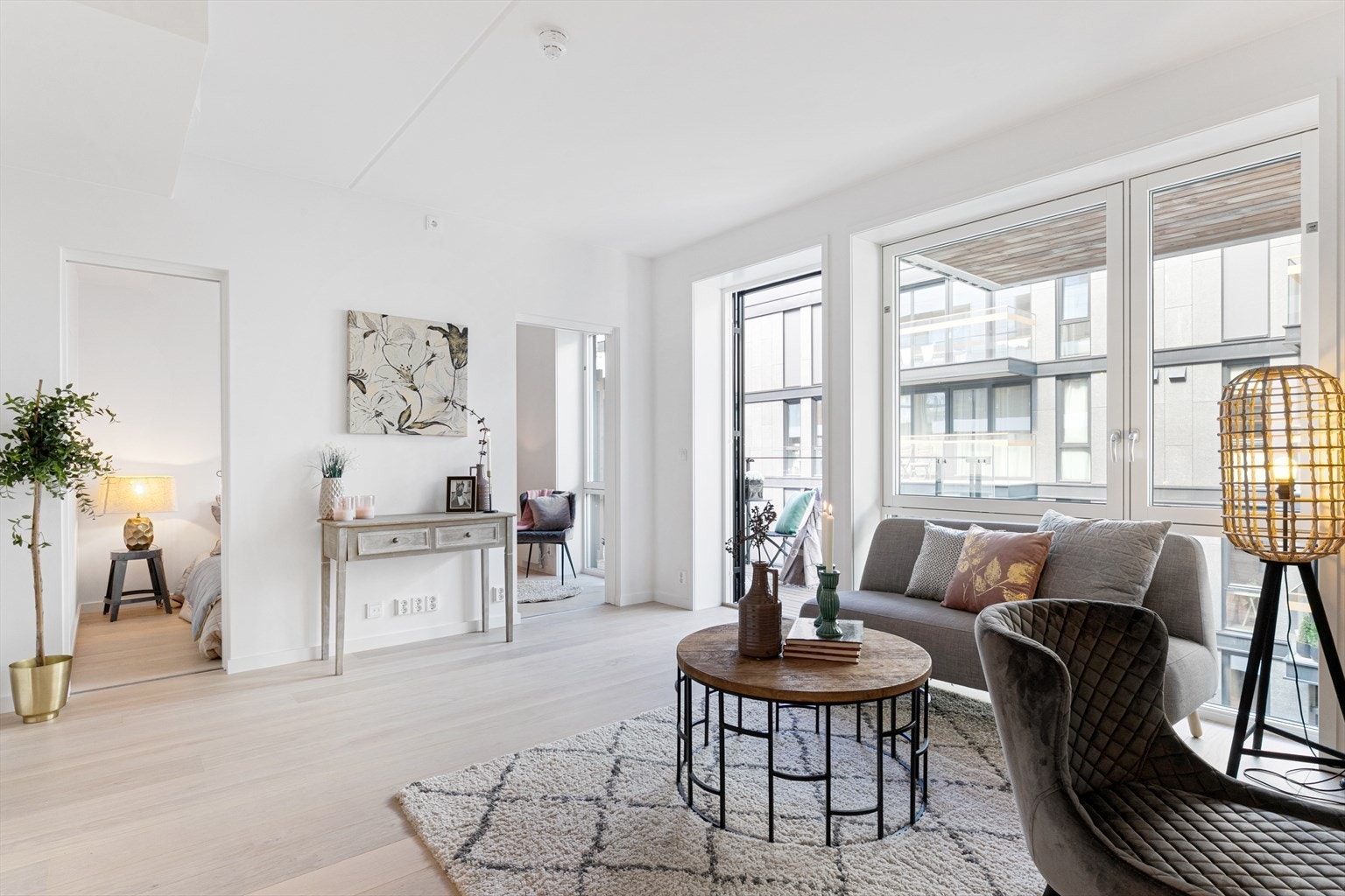 STOR STUE MED FINE LYS FORHOLD Galleribilde