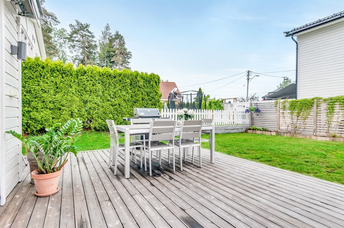 Tomten er pent opparbeidet med plen, prydbusker og en vestvendt markterrasse på hele 30 kvm. Galleribilde