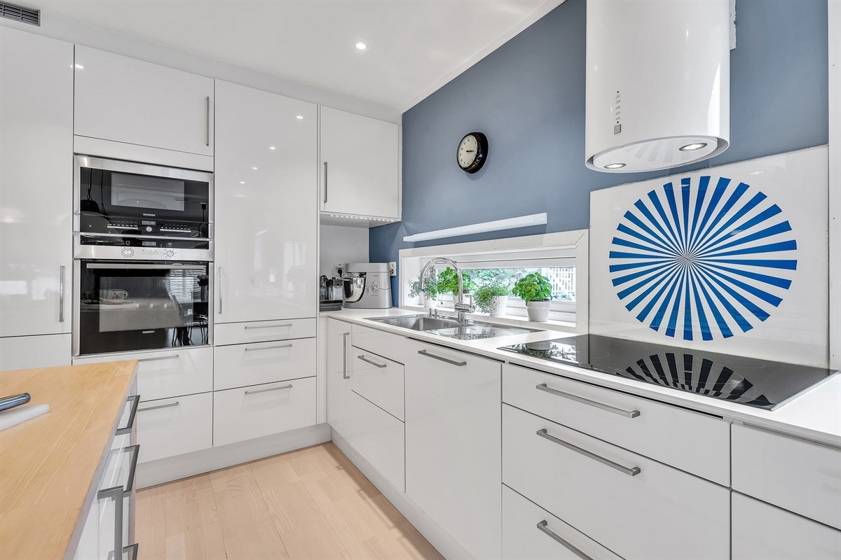 Kjøkkenet er utstyrt med integrerte hvitevarer, inkludert stekeovn i praktisk arbeidshøyde. Galleribilde