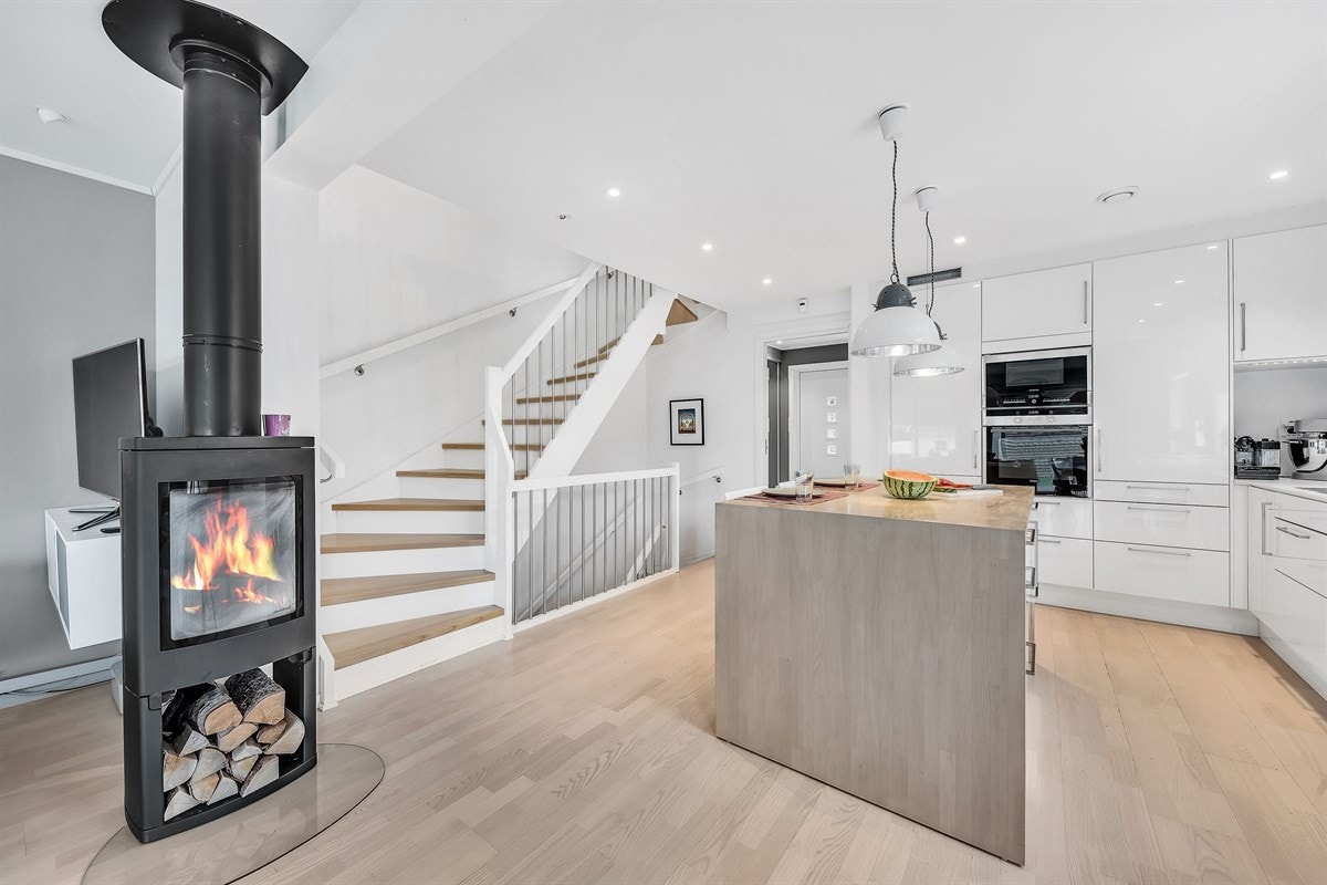 Sentralt i rommet er det satt inn peisovn med innsyn mot flammene. Galleribilde